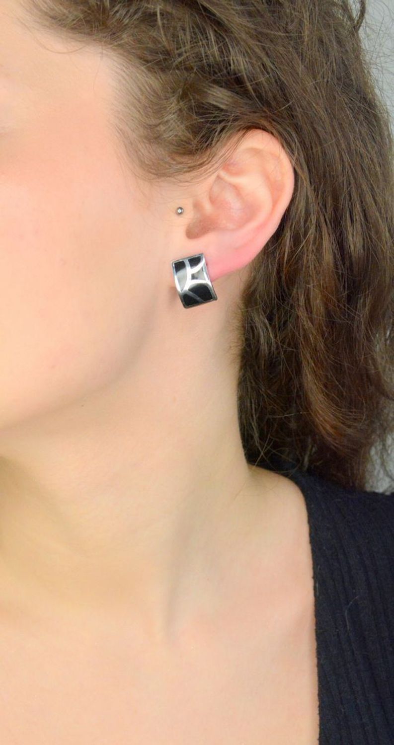 Srebrne kolczyki damskie 925 z czarną emalią 27112325. Srebrne kolczyki damskie. Kolczyki srebrne na sztyft. Kolczyki srebrne z czarną emalią. Kolczyki srebrne na prezent..jpg