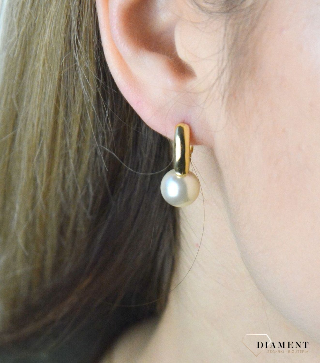 Kolczyki srebrne pozłacane z białą perłą 27123356B. Eleganckie, klasyczne kolczyki w formie kulek. Kolczyki zostały wykonane z najwyższej jakości srebra próby 925. Kolczyki perełki pozłacane. Kolczyki pozłacane srebrne idealne na pre.jpg