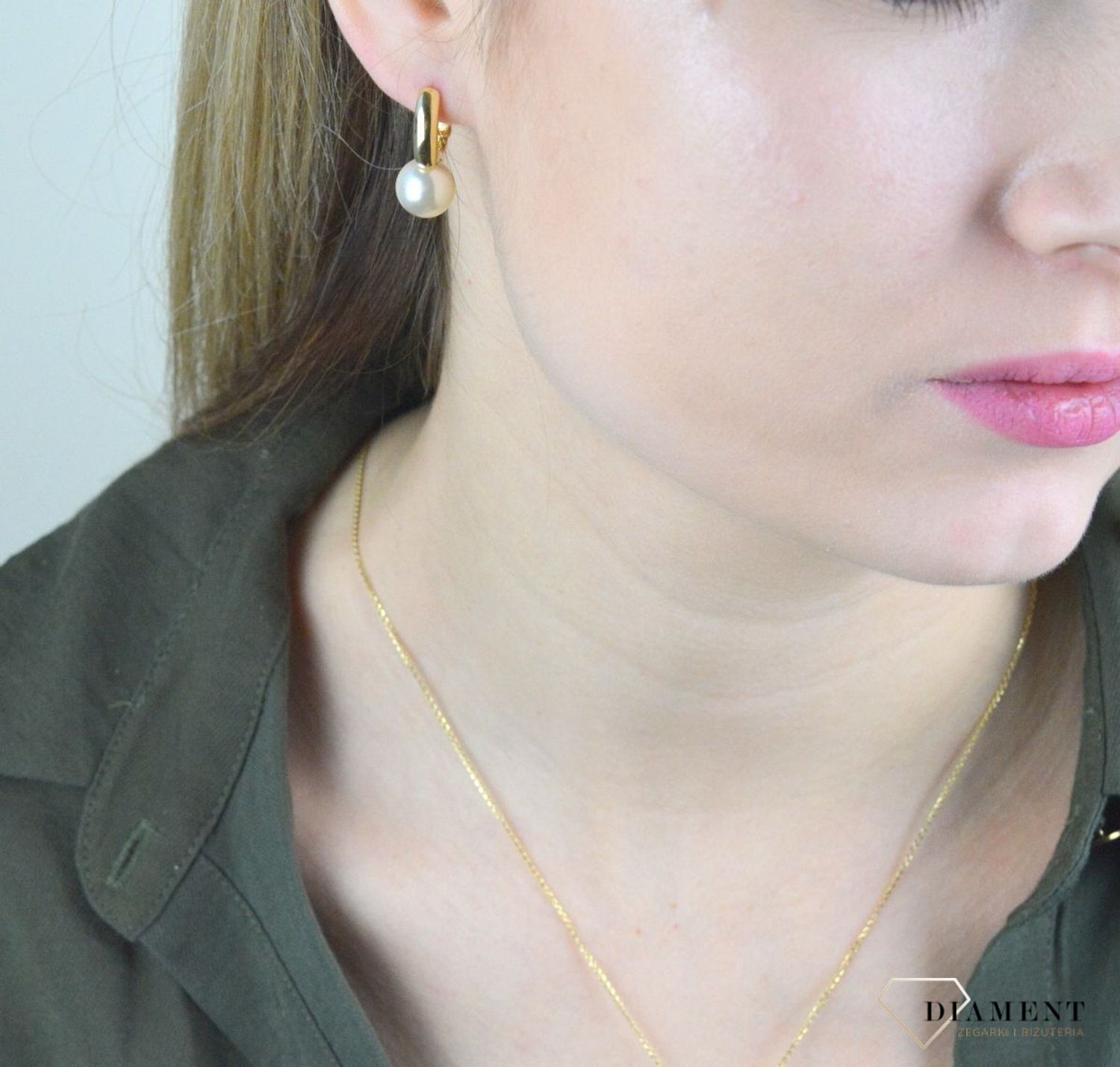 Kolczyki srebrne pozłacane z białą perłą 27123356B. Eleganckie, klasyczne kolczyki w formie kulek. Kolczyki zostały wykonane z najwyższej jakości srebra próby 925. Kolczyki perełki pozłacane. Kolczyki pozłacane srebrne idealne na pre.jpg