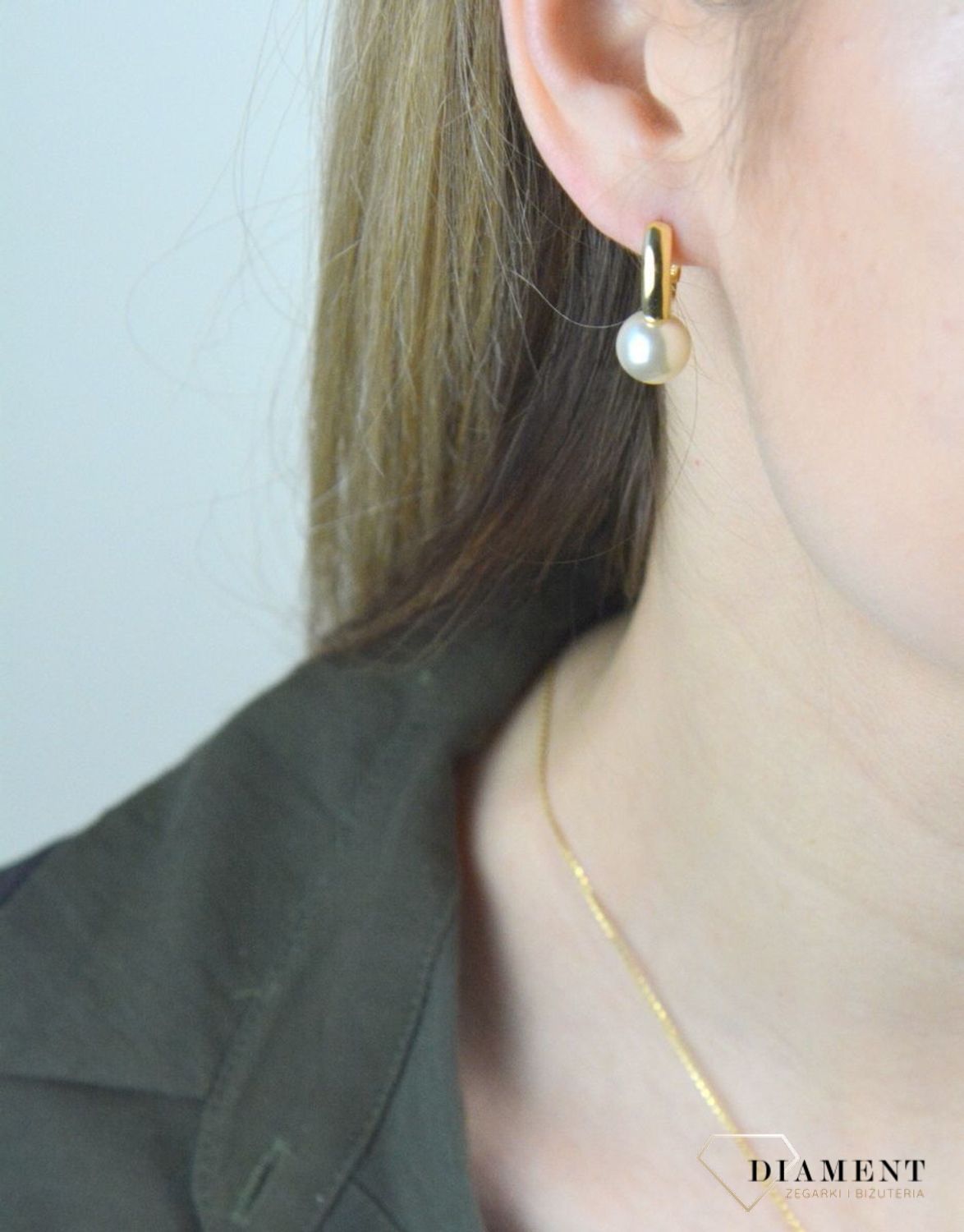 Kolczyki srebrne pozłacane z białą perłą 27123356B. Eleganckie, klasyczne kolczyki w formie kulek. Kolczyki zostały wykonane z najwyższej jakości srebra próby 925. Kolczyki perełki pozłacane. Kolczyki pozłacane srebrne idealne na pre.jpg
