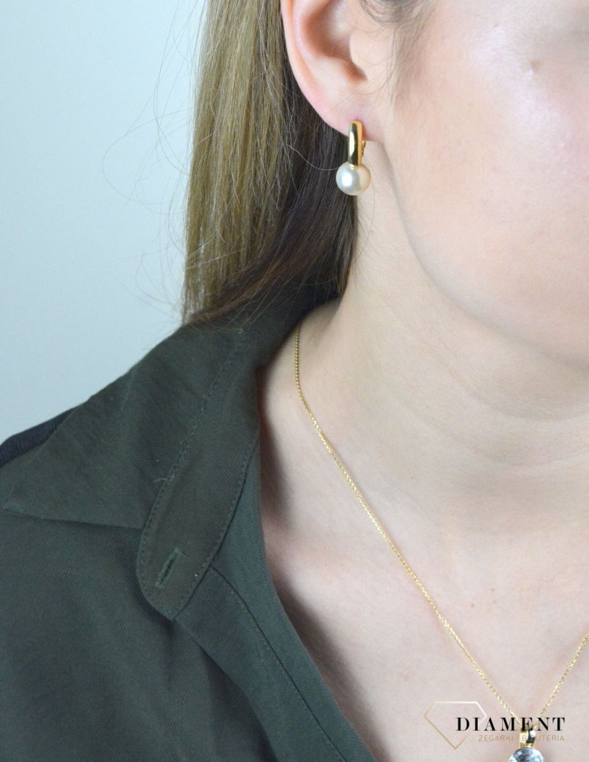 Kolczyki srebrne pozłacane z białą perłą 27123356B. Eleganckie, klasyczne kolczyki w formie kulek. Kolczyki zostały wykonane z najwyższej jakości srebra próby 925. Kolczyki perełki pozłacane. Kolczyki pozłacane srebrne idealne na pre.jpg