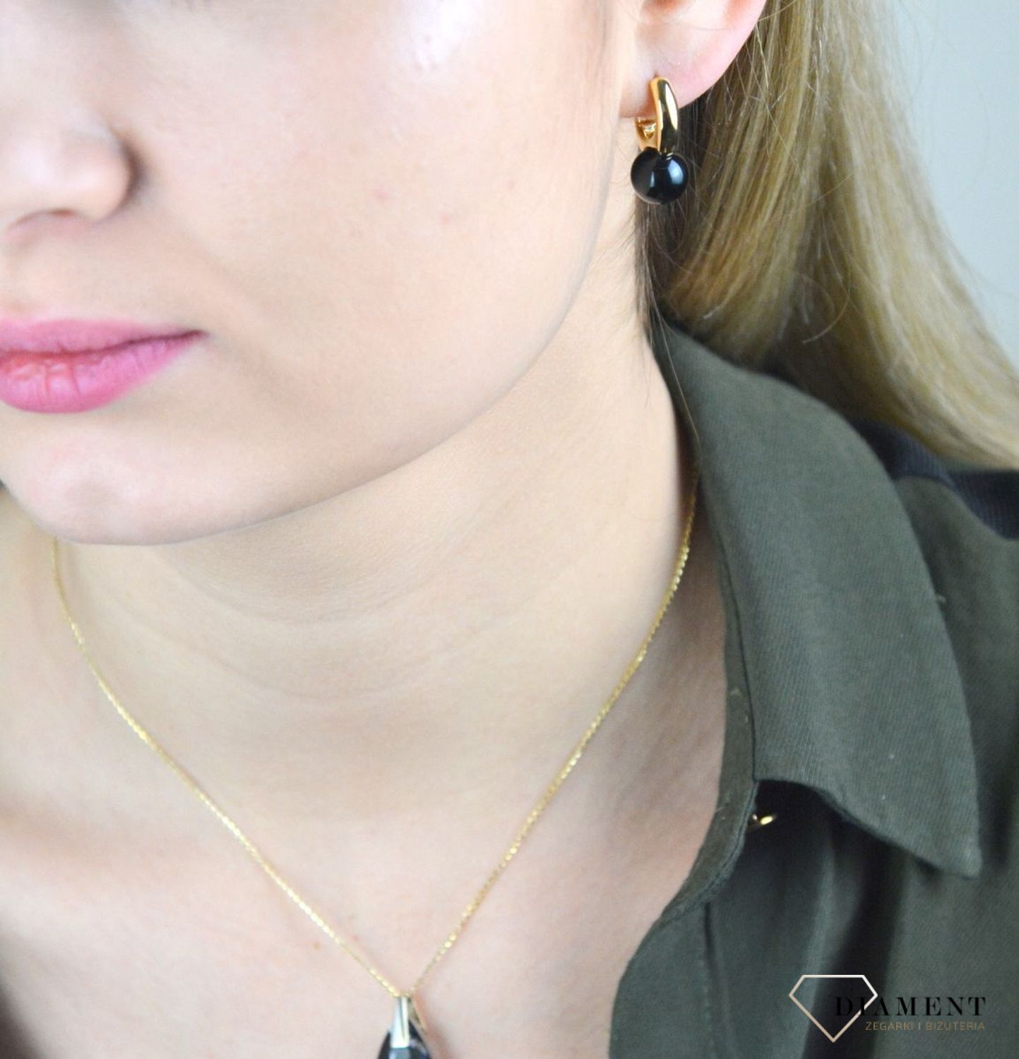 Kolczyki srebrne pozłacane z czarną perłą 27123356CZ. Eleganckie, klasyczne kolczyki w formie kulek. Kolczyki zostały wykonane z najwyższej jakości srebra próby 925. Delikatne kolczyki na zapięcie angielskie to doskonałe odzwierciedl.jpg