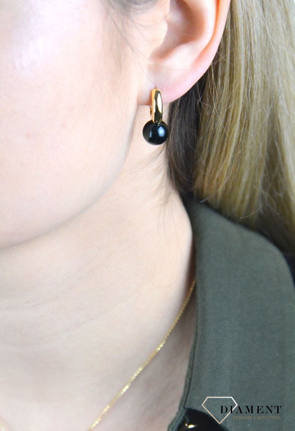 Kolczyki srebrne pozłacane z czarną perłą 27123356CZ. Eleganckie, klasyczne kolczyki w formie kulek. Kolczyki zostały wykonane z najwyższej jakości srebra próby 925. Delikatne kolczyki na zapięcie angielskie to doskonałe odzwierciedl.jpg