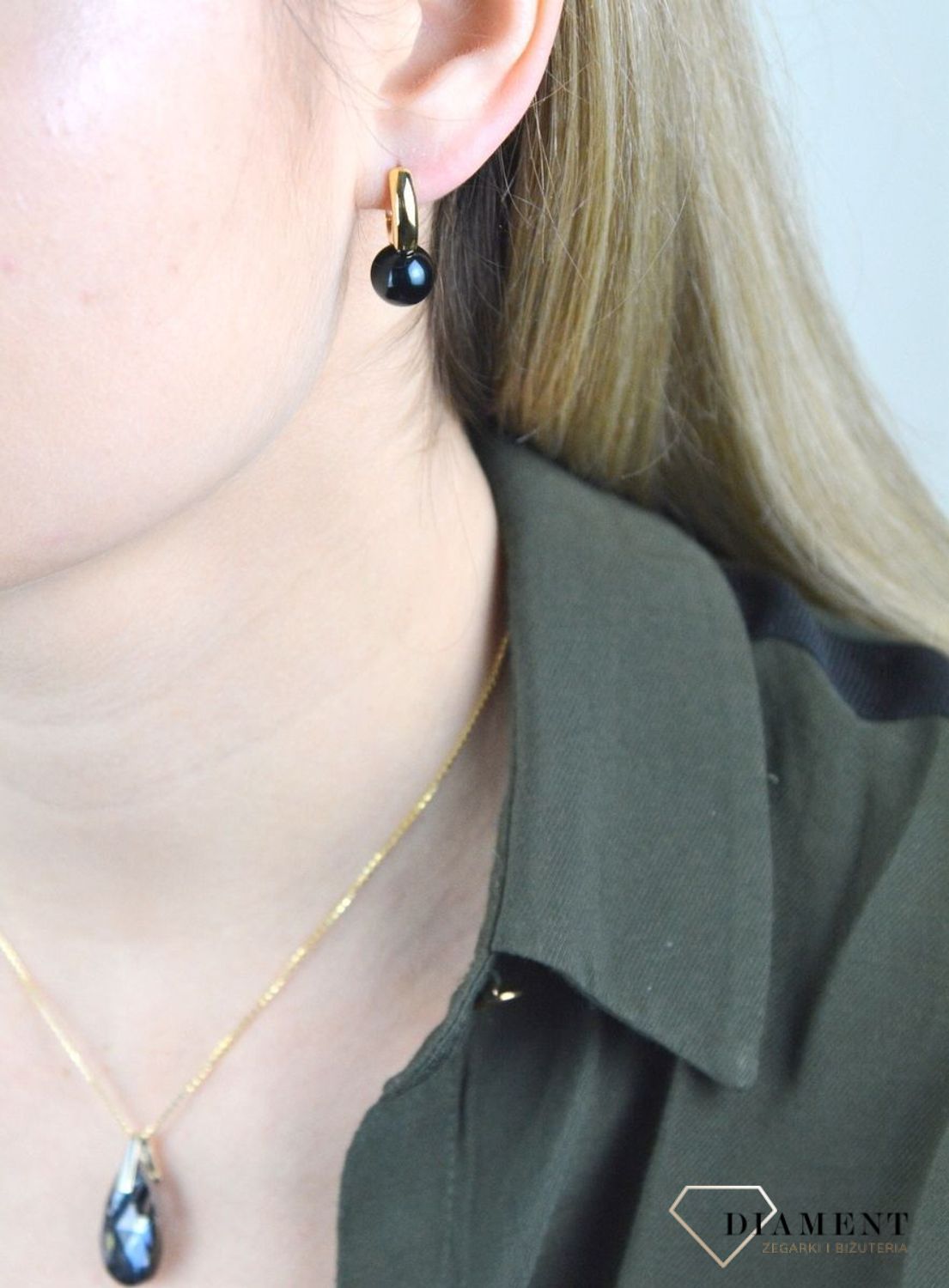 Kolczyki srebrne pozłacane z czarną perłą 27123356CZ. Eleganckie, klasyczne kolczyki w formie kulek. Kolczyki zostały wykonane z najwyższej jakości srebra próby 925. Delikatne kolczyki na zapięcie angielskie to doskonałe odzwierciedl.jpg