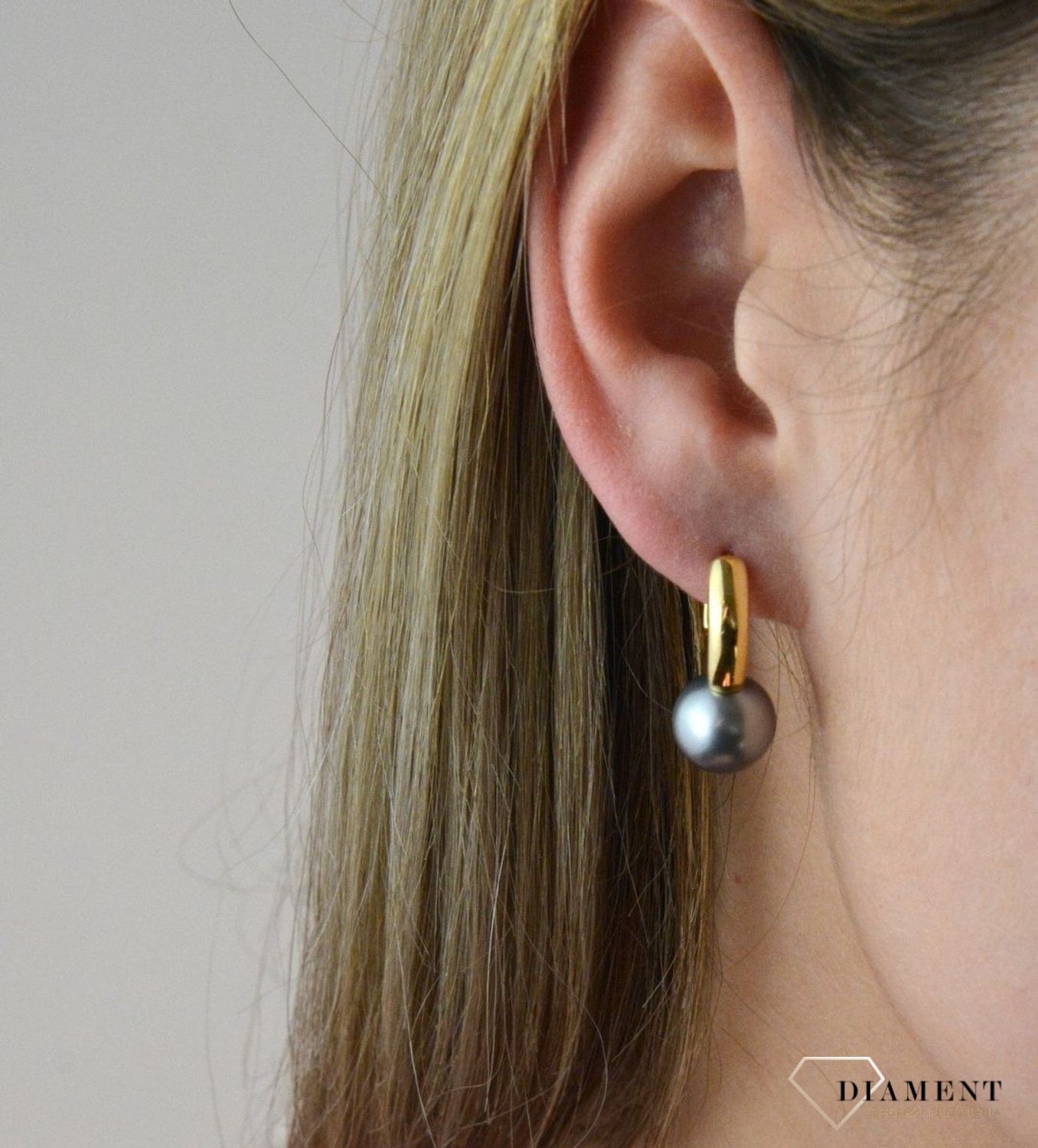 Kolczyki srebrne wiszące z kulka w metalowym kolorze pozłacane 27123356SR. Srebrne kolczyki 925 kulki wykonano z najwyższej jakości srebra próby 925. Srebro to kruszec od wielu lat symbolizującego odwagę, harmonię oraz energię.jpg