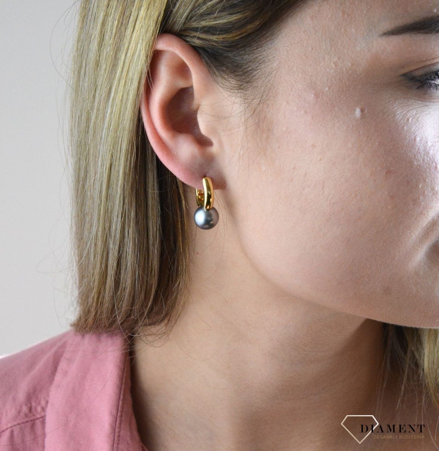 Kolczyki srebrne wiszące z kulka w metalowym kolorze pozłacane 27123356SR. Srebrne kolczyki 925 kulki wykonano z najwyższej jakości srebra próby 925. Srebro to kruszec od wielu lat symbolizującego odwagę, harmonię oraz energię.jpg