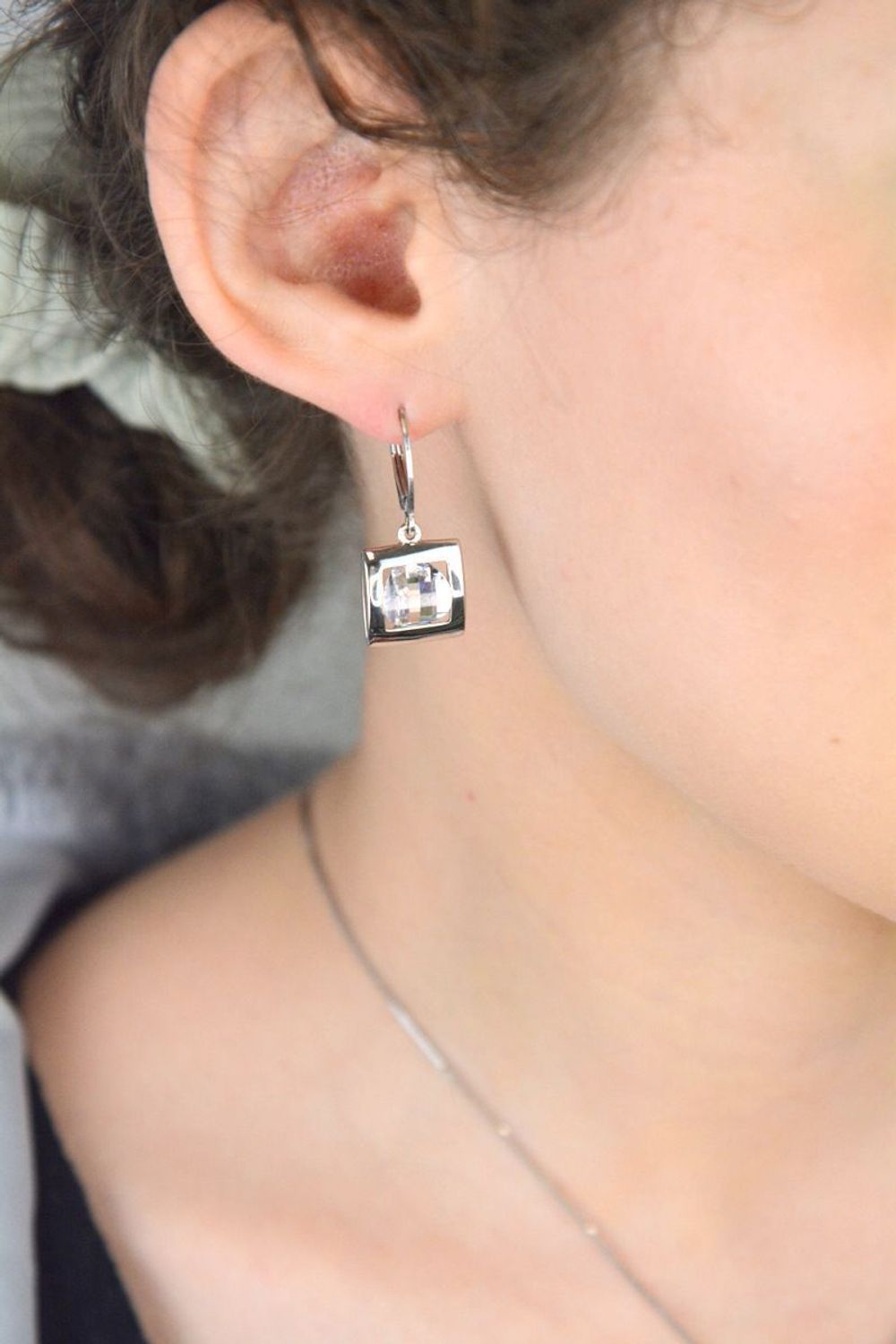 Eleganckie kolczyki srebrne damskie 27127026 z dużą cyrkonią. Srebro próby 925, długość 3,0 cm, waga 5,40 g, zapięcie na bigiel angielski. Stylowa biżuteria na każdą okazję.1.jpg