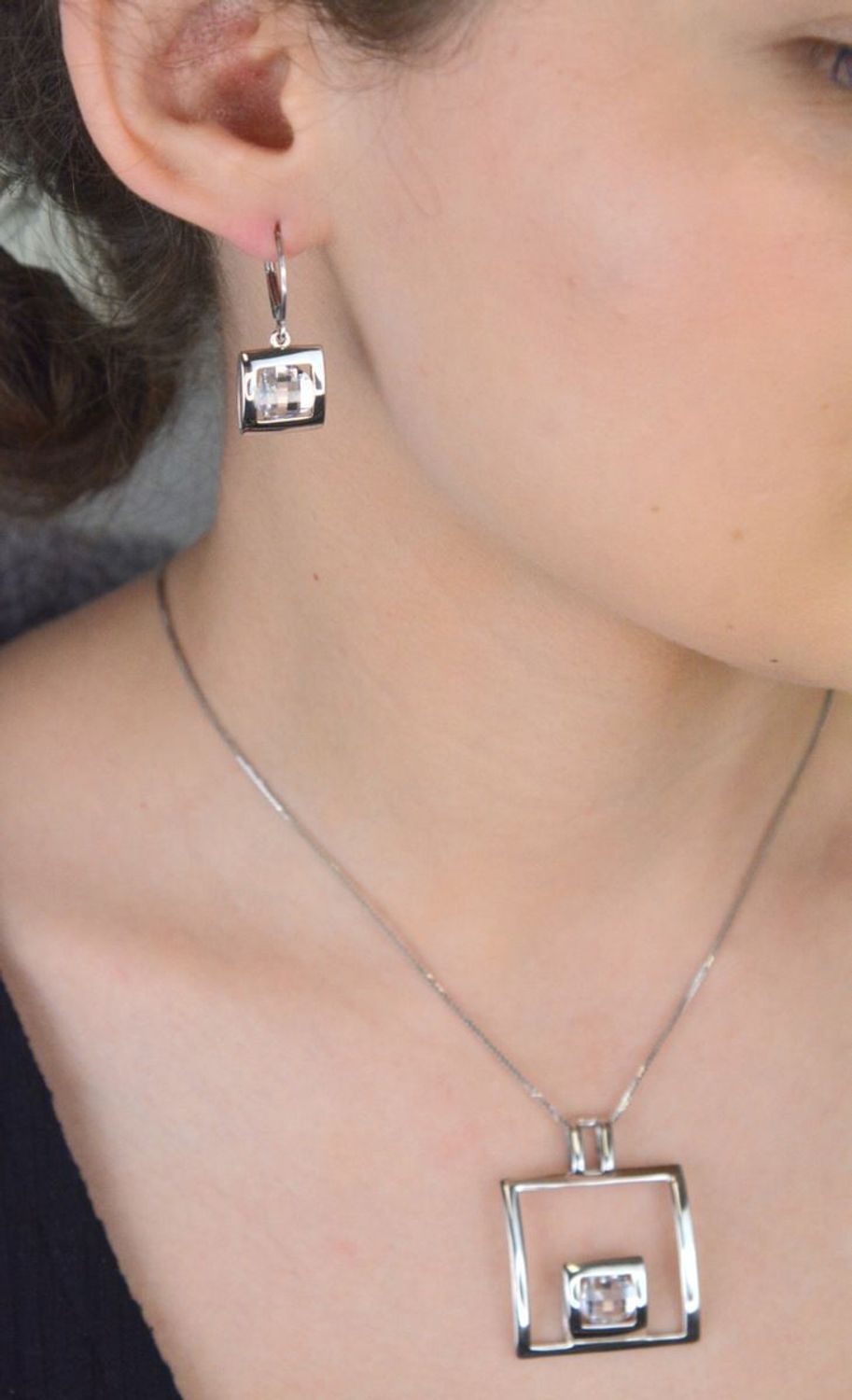 Eleganckie kolczyki srebrne damskie 27127026 z dużą cyrkonią. Srebro próby 925, długość 3,0 cm, waga 5,40 g, zapięcie na bigiel angielski. Stylowa biżuteria na każdą okazję.1.jpg