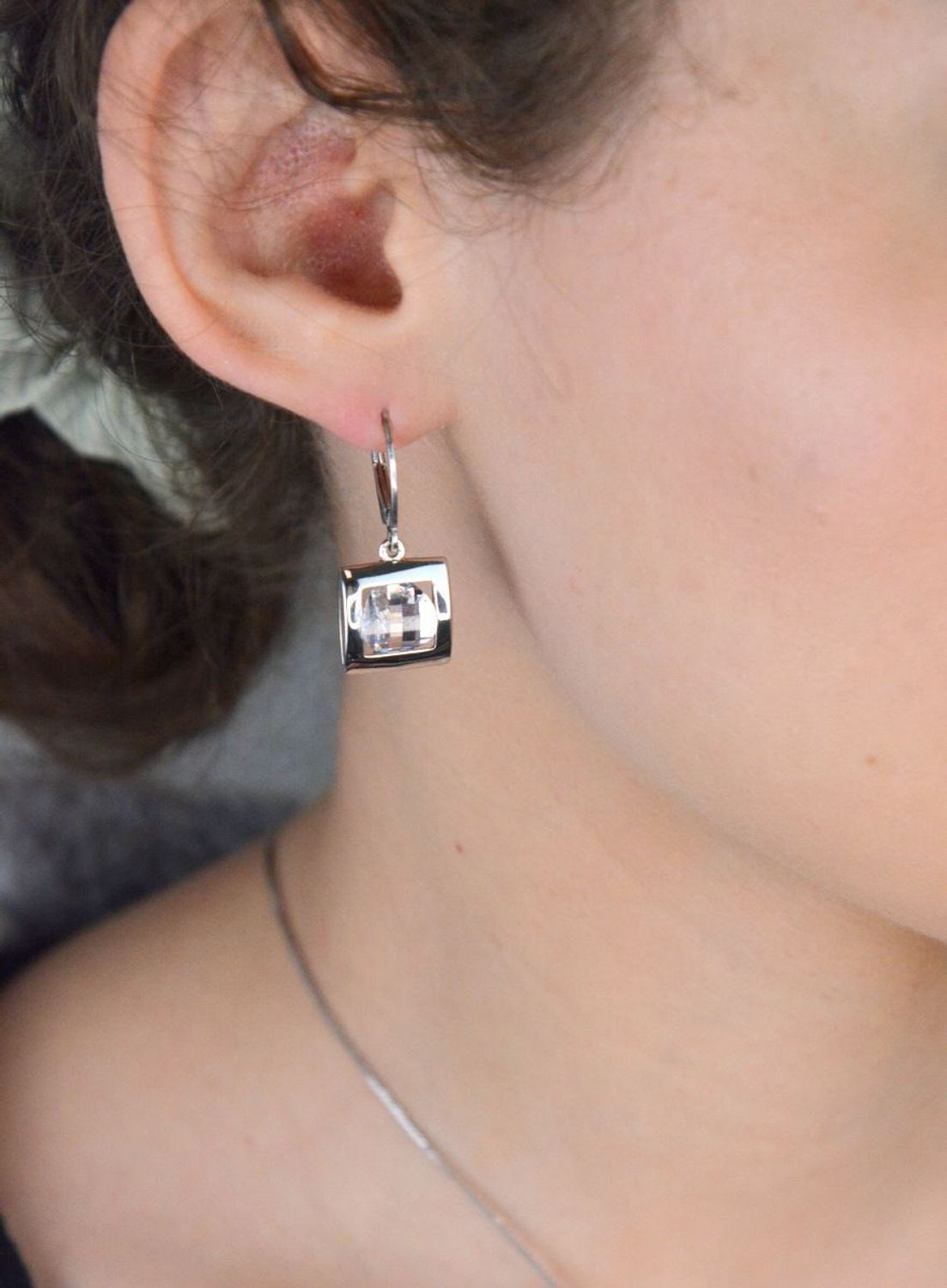 Eleganckie kolczyki srebrne damskie 27127026 z dużą cyrkonią. Srebro próby 925, długość 3,0 cm, waga 5,40 g, zapięcie na bigiel angielski. Stylowa biżuteria na każdą okazję.1.jpg