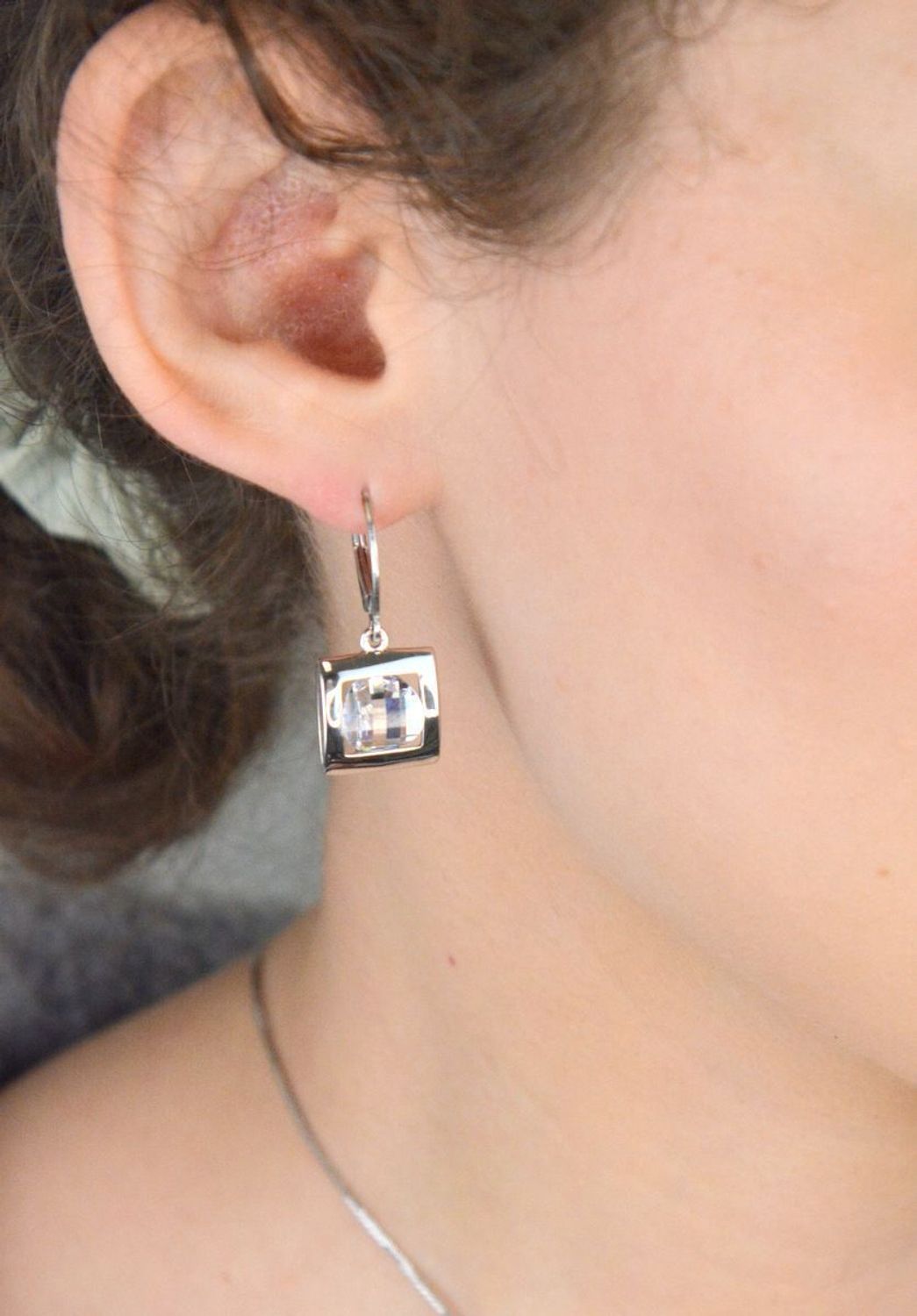 Eleganckie kolczyki srebrne damskie 27127026 z dużą cyrkonią. Srebro próby 925, długość 3,0 cm, waga 5,40 g, zapięcie na bigiel angielski. Stylowa biżuteria na każdą okazję.1.jpg