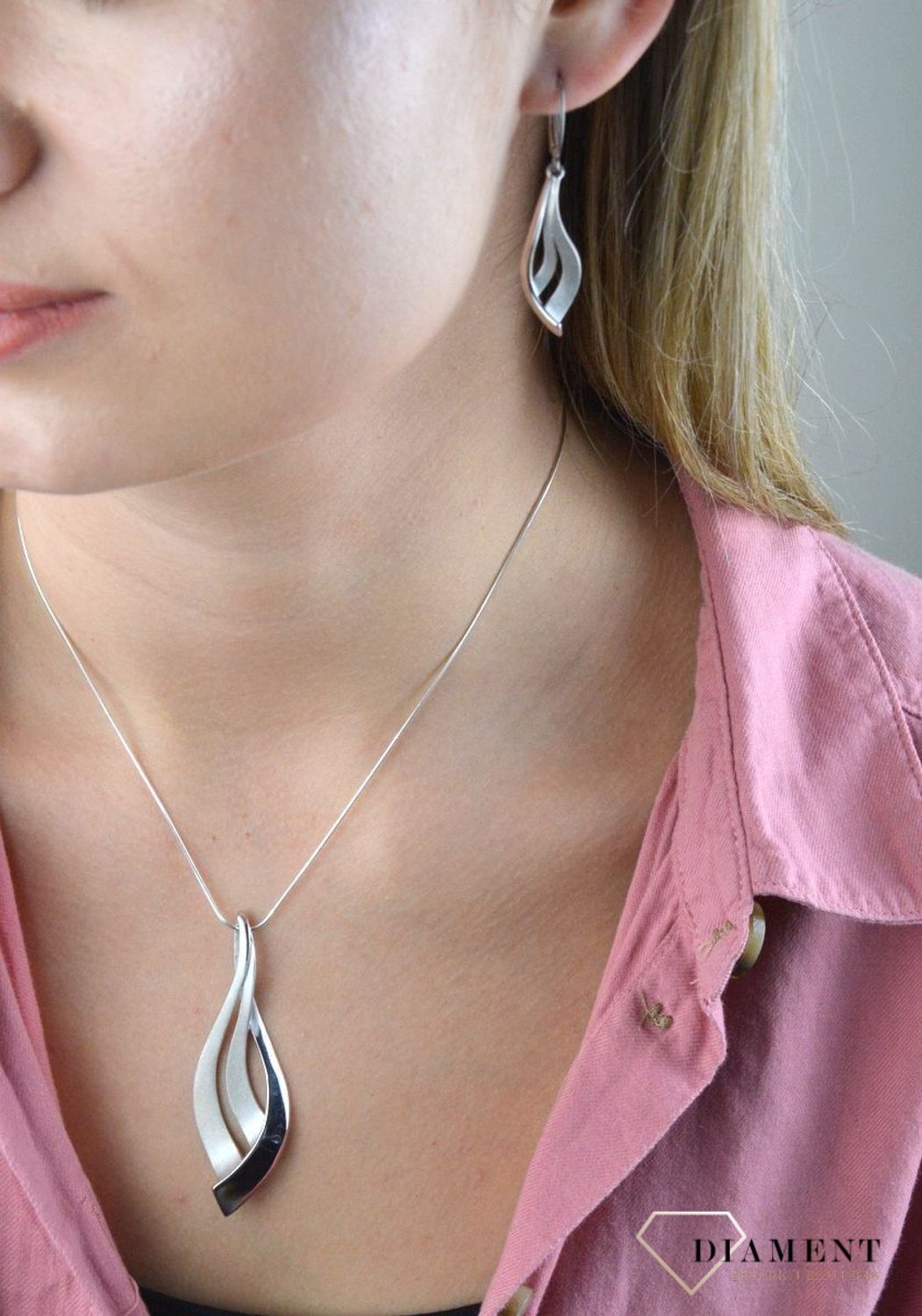 Srebrne kolczyki wiszące mat i błysk 27127031. Kolczyki w minimalistycznym stylu, wpisujące się w obecne trendy modowe. Delikatna forma, najwyższej jakości srebra to idealne uzupełnienie eleganckich stylizacji.jpg