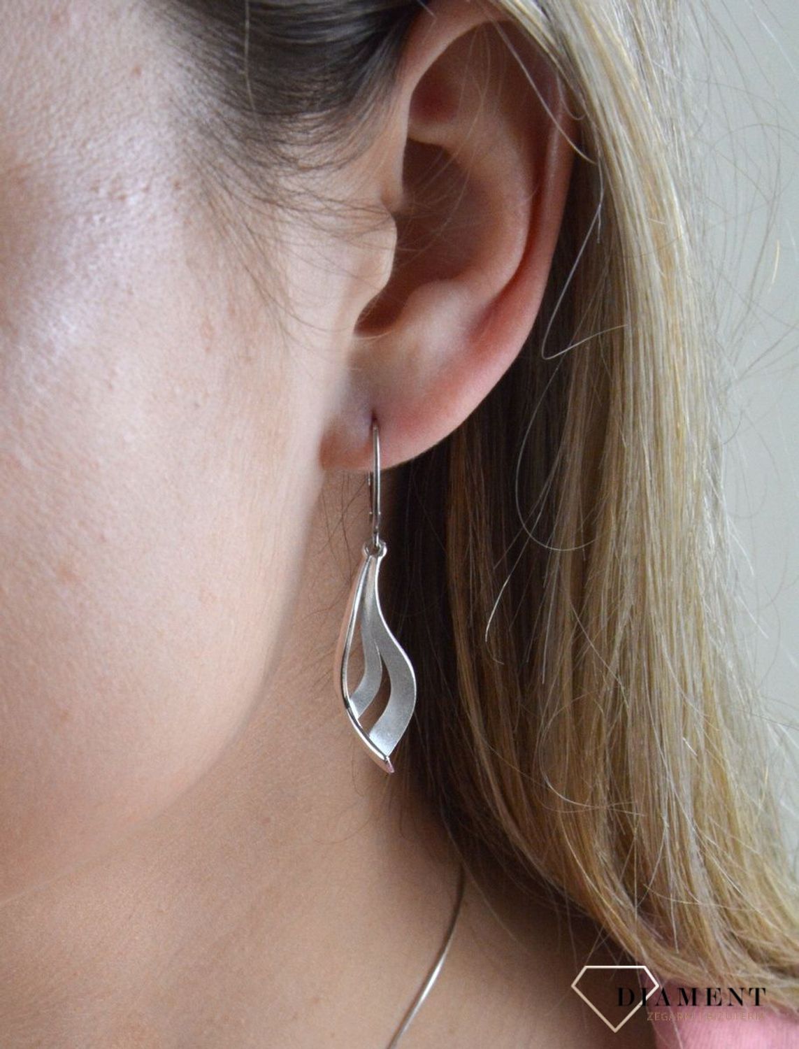 Srebrne kolczyki wiszące mat i błysk 27127031. Kolczyki w minimalistycznym stylu, wpisujące się w obecne trendy modowe. Delikatna forma, najwyższej jakości srebra to idealne uzupełnienie eleganckich stylizacji.jpg