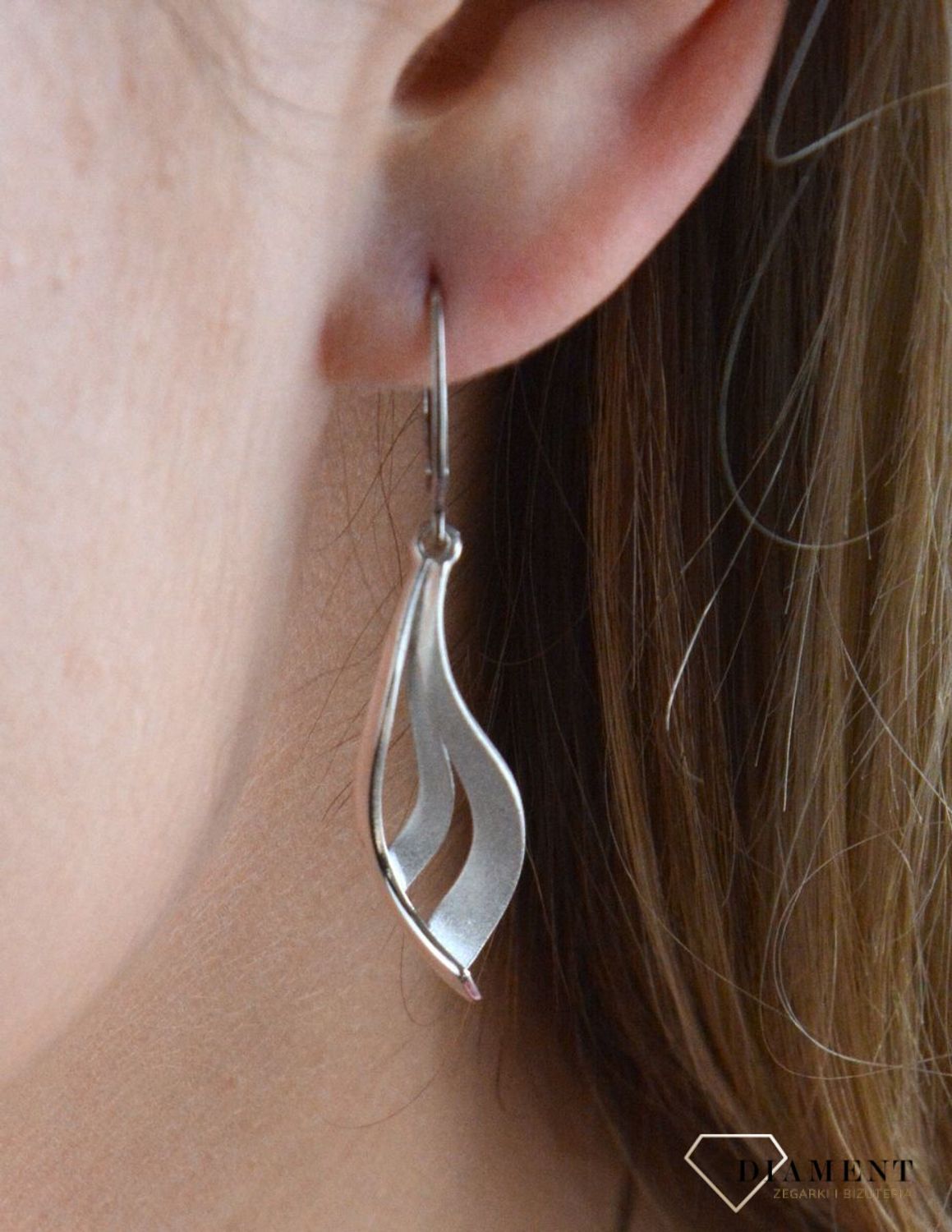 Srebrne kolczyki wiszące mat i błysk 27127031. Kolczyki w minimalistycznym stylu, wpisujące się w obecne trendy modowe. Delikatna forma, najwyższej jakości srebra to idealne uzupełnienie eleganckich stylizacji.jpg