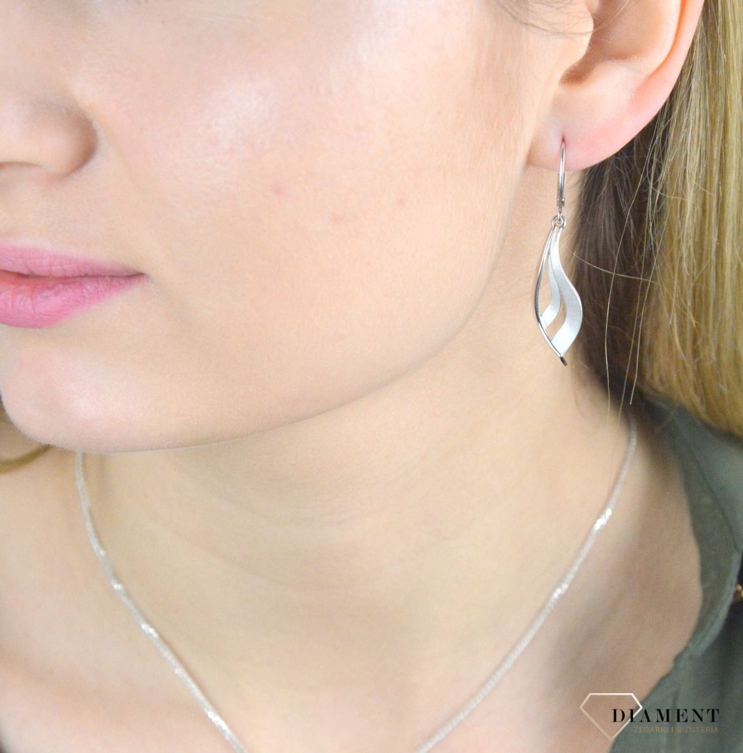 Srebrne kolczyki wiszące mat i błysk 27127031. Kolczyki w minimalistycznym stylu, wpisujące się w obecne trendy modowe. Delikatna forma, najwyższej jakości srebra to idealne uzupełnienie eleganckich stylizacji.jpg