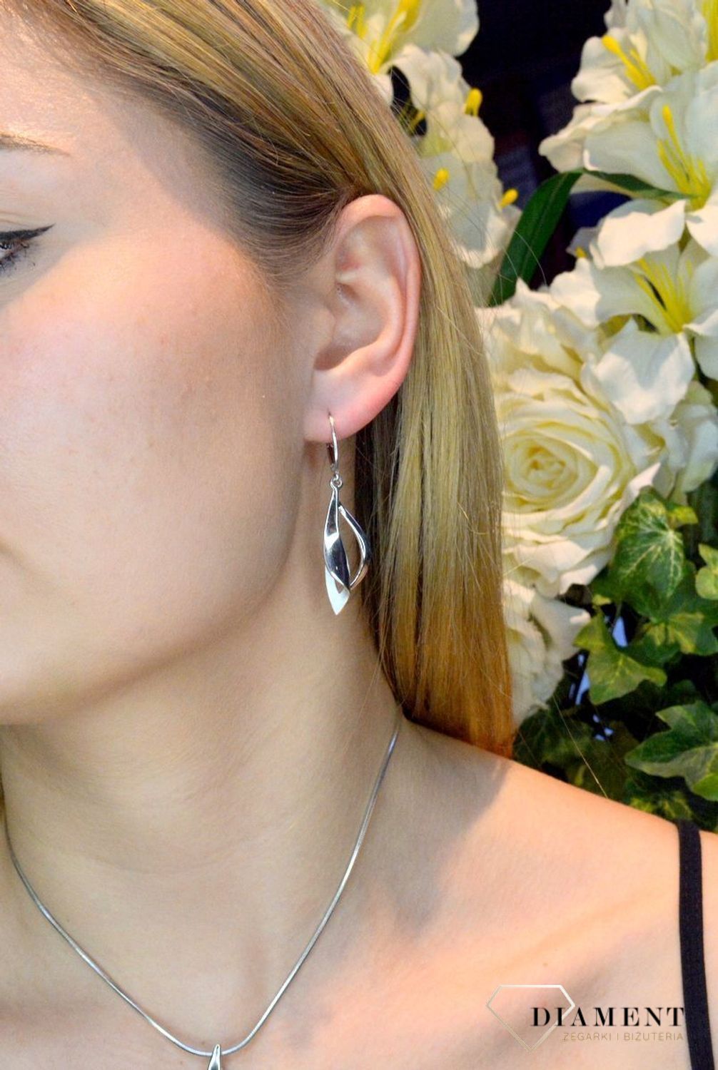 Srebrne kolczyki zapinane na bigiel angielski, zostały wykonane z najwyższej jakości srebra próby 925, które w połączeniu z ponadczasową formą biżuterii, tworzą kompozycję wyjątkową, czarującą blaskiem i jakością wykonania.jpg