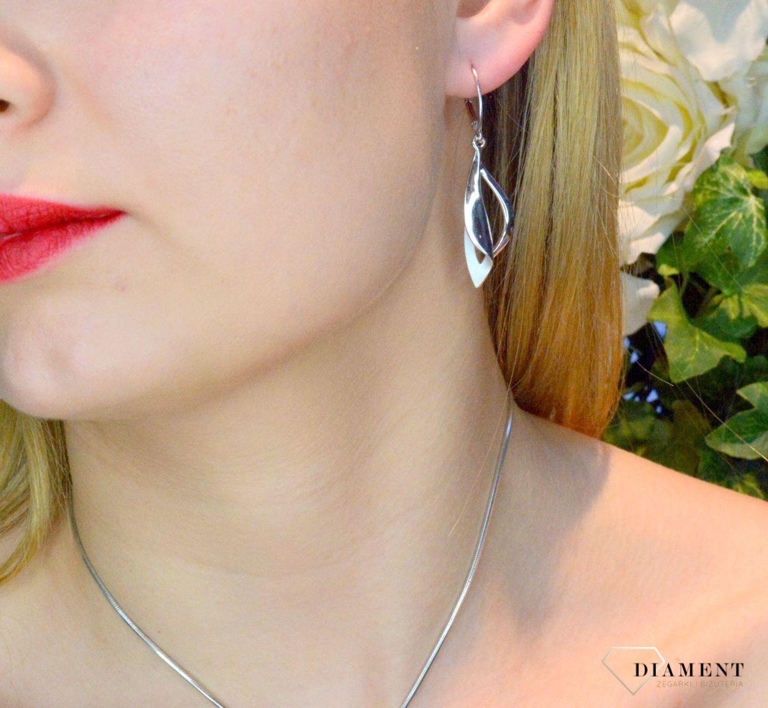 Srebrne kolczyki zapinane na bigiel angielski, zostały wykonane z najwyższej jakości srebra próby 925, które w połączeniu z ponadczasową formą biżuterii, tworzą kompozycję wyjątkową, czarującą blaskiem i jakością wykonania.jpg