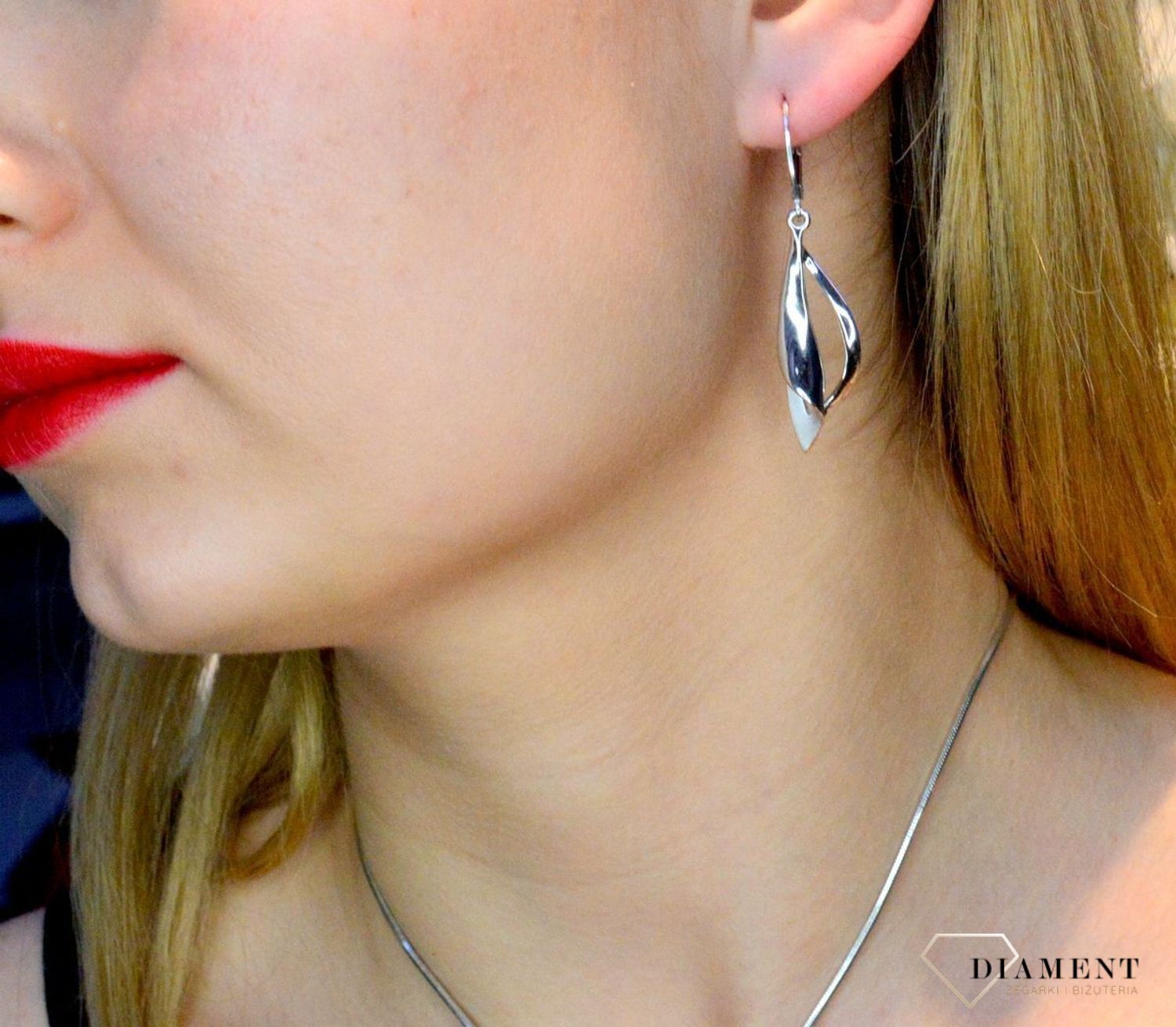 Srebrne kolczyki zapinane na bigiel angielski, zostały wykonane z najwyższej jakości srebra próby 925, które w połączeniu z ponadczasową formą biżuterii, tworzą kompozycję wyjątkową, czarującą blaskiem i jakością wykonania.jpg
