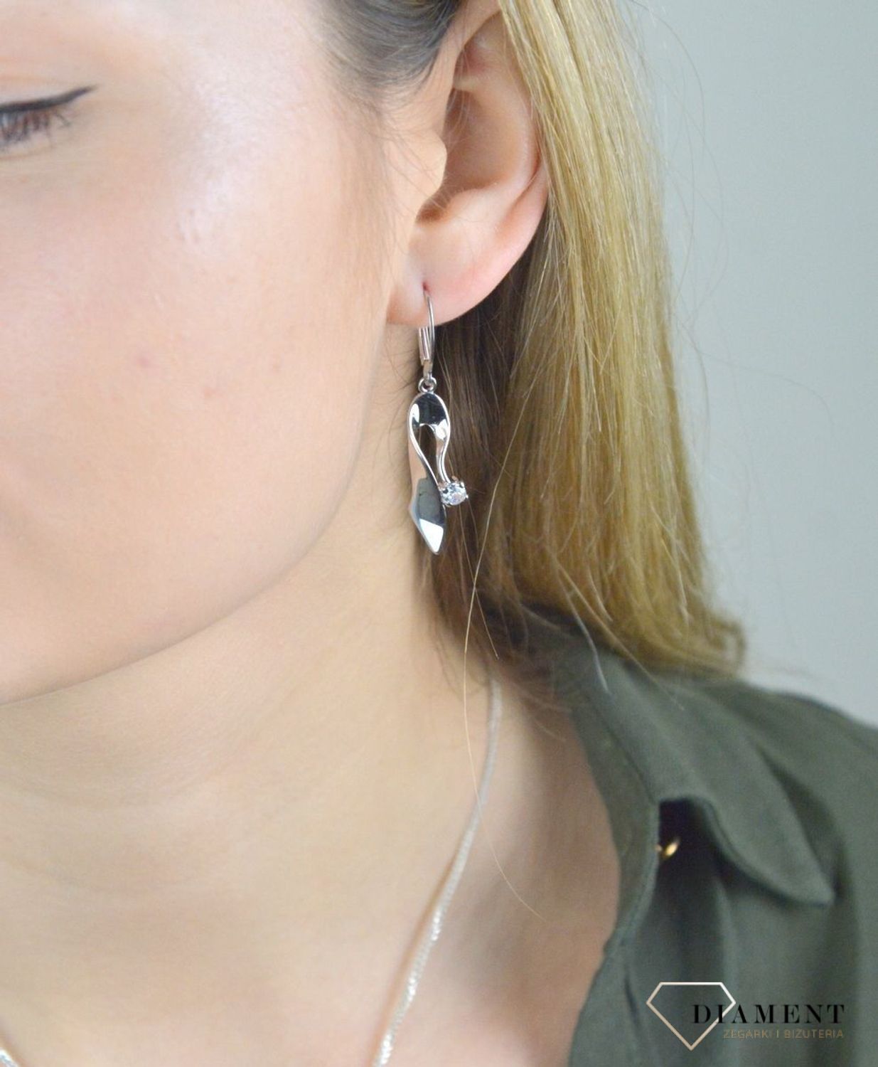 Kolczyki srebrne wiszące podłużne z małą cyrkonią 27127154. Pięknie wykonane kolczyki z prostym symbolem w oprawie srebra, będą wspaniałą pamiątką, którą można sobie sprawić lub podarować bliskiej osobie.jpg