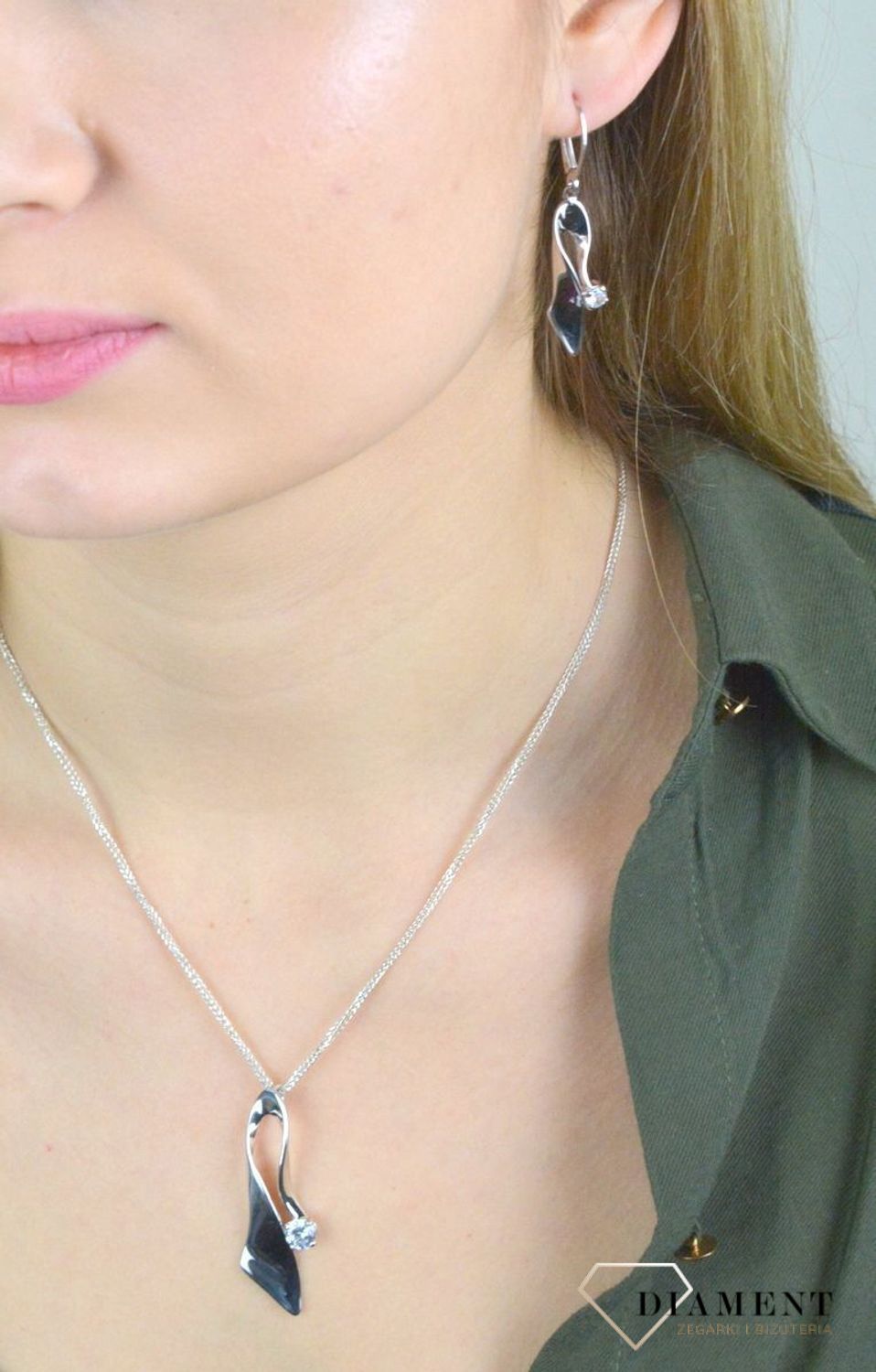 Kolczyki srebrne wiszące podłużne z małą cyrkonią 27127154. Pięknie wykonane kolczyki z prostym symbolem w oprawie srebra, będą wspaniałą pamiątką, którą można sobie sprawić lub podarować bliskiej osobie.jpg