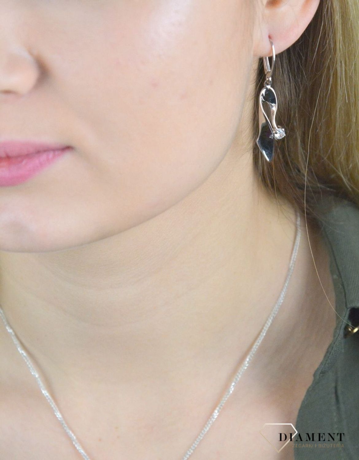 Kolczyki srebrne wiszące podłużne z małą cyrkonią 27127154. Pięknie wykonane kolczyki z prostym symbolem w oprawie srebra, będą wspaniałą pamiątką, którą można sobie sprawić lub podarować bliskiej osobie.jpg