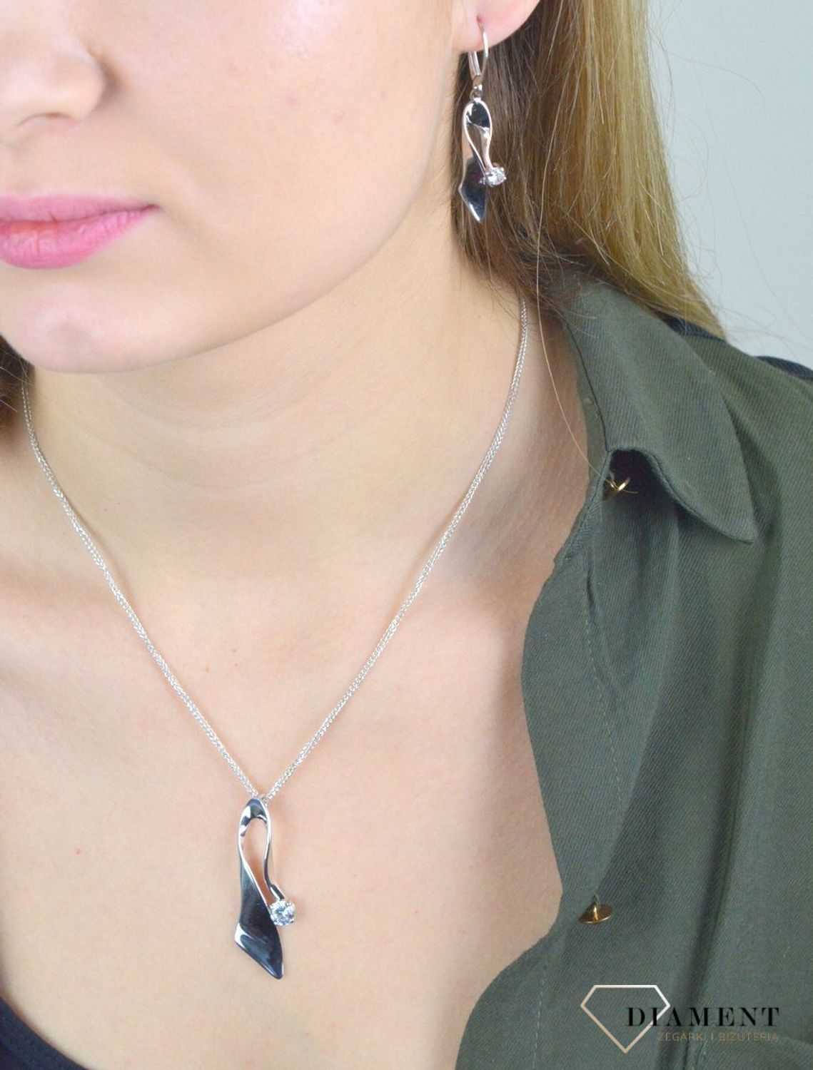 Kolczyki srebrne wiszące podłużne z małą cyrkonią 27127154. Pięknie wykonane kolczyki z prostym symbolem w oprawie srebra, będą wspaniałą pamiątką, którą można sobie sprawić lub podarować bliskiej osobie.jpg