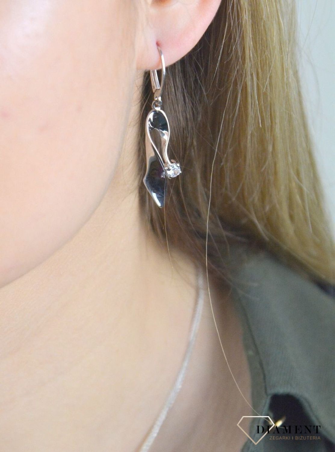Kolczyki srebrne wiszące podłużne z małą cyrkonią 27127154. Pięknie wykonane kolczyki z prostym symbolem w oprawie srebra, będą wspaniałą pamiątką, którą można sobie sprawić lub podarować bliskiej osobie.jpg