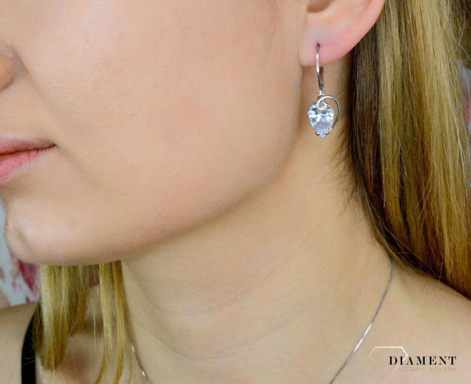 Srebrne kolczyki damskie wiszące  Kropelka w srebrze  271271780440 Cudowne, błyszczące idealnie wykończone kolczyki. Kolczyki zapinane na bigiel angielski. Bardzo wygodne i klasyczne zapięcie..jpg