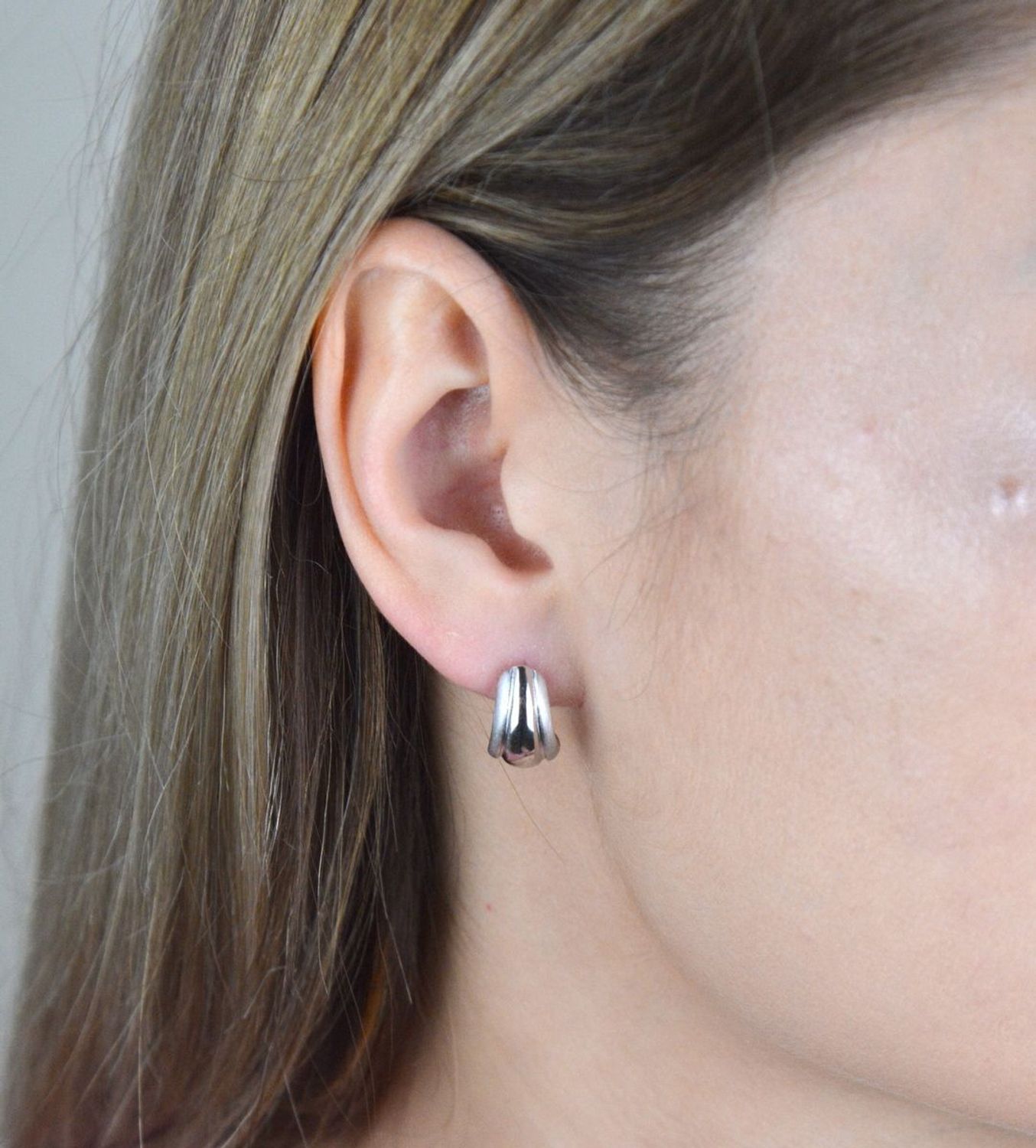 Srebrne kolczyki wkrętki mat i błysk 27127202.  Kolczyki zostały wykonane z najwyższej jakości srebra próby 925. Kolczyki zostały wyposażone w wygodne zapięcie sztyft.jpg