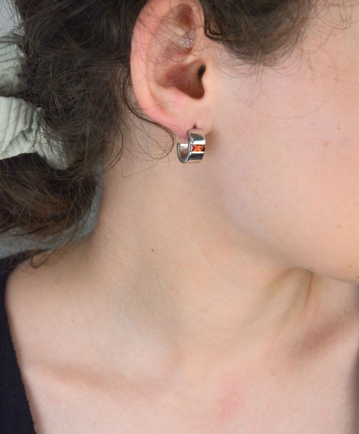 Półokrągłe srebrne kolczyki z koniakową cyrkonią  925  Sztyft.jpg