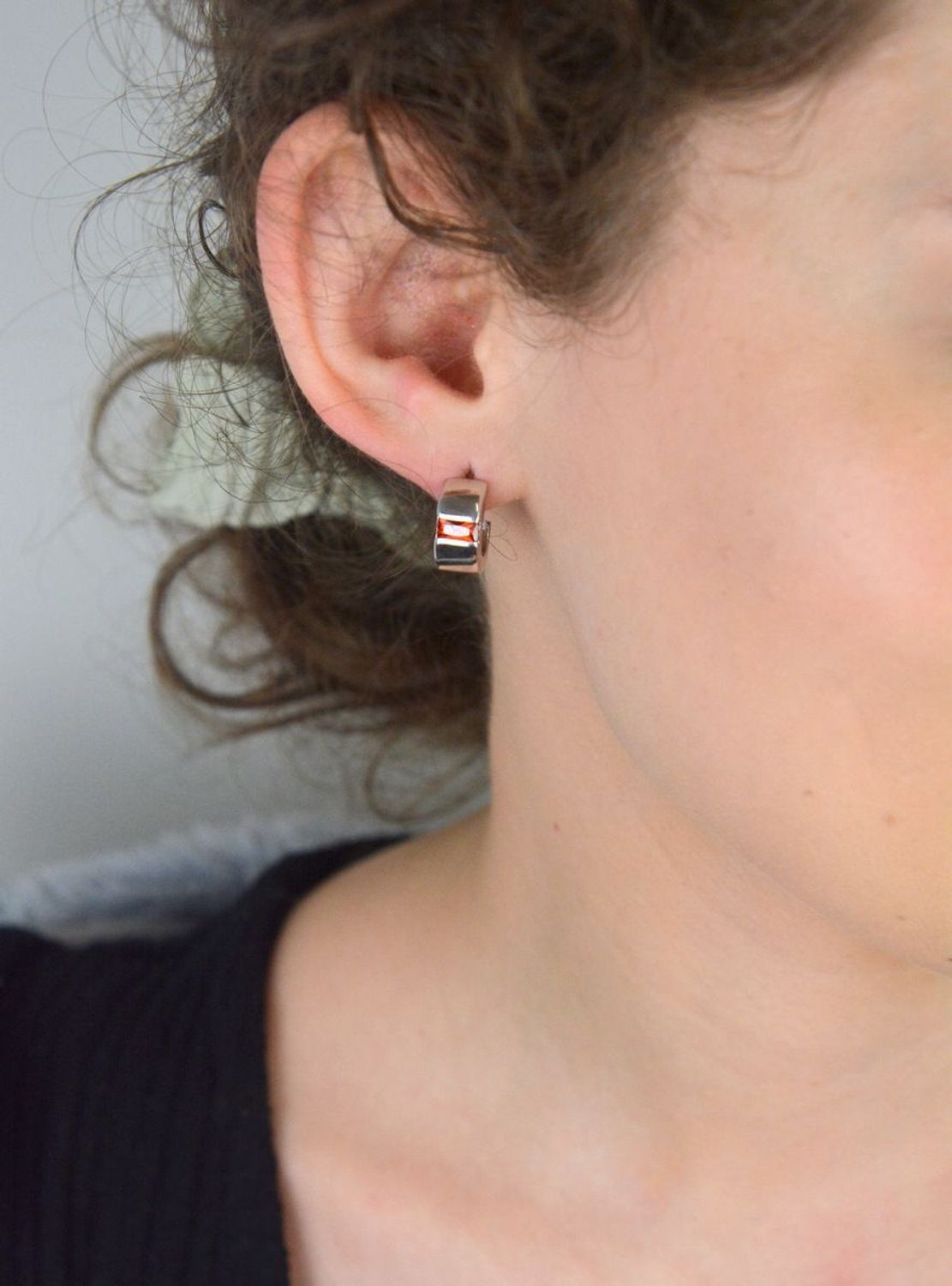 Półokrągłe srebrne kolczyki z koniakową cyrkonią  925  Sztyft.jpg