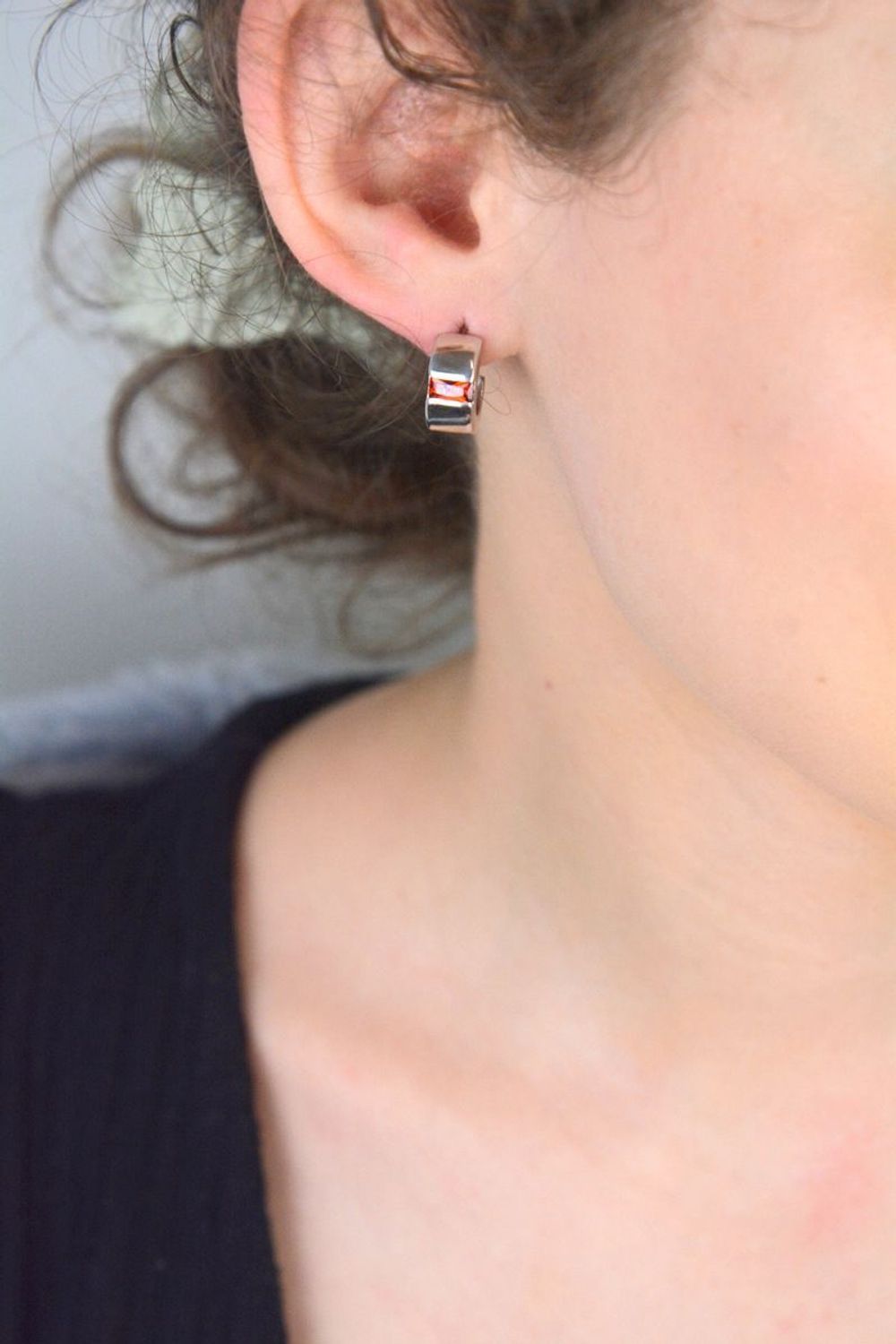 Półokrągłe srebrne kolczyki z koniakową cyrkonią  925  Sztyft.jpg