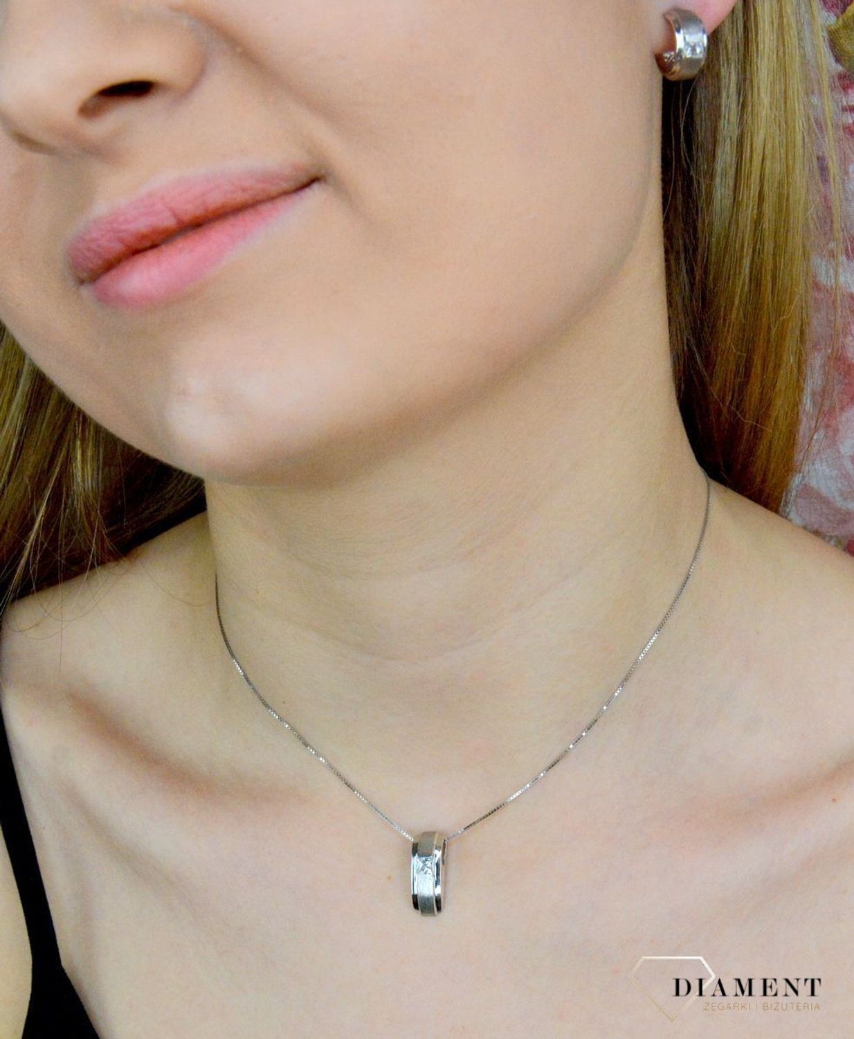 Kolczyki kółeczka  Satyna i Cyrkonia  271272120410 Srebrne kolczyki zapinane na ponadczasowe zapięcie typu sztyft, zostały wykonane z najwyższej jakości srebra próby 925. Idealny pomysł na prezent..jpg