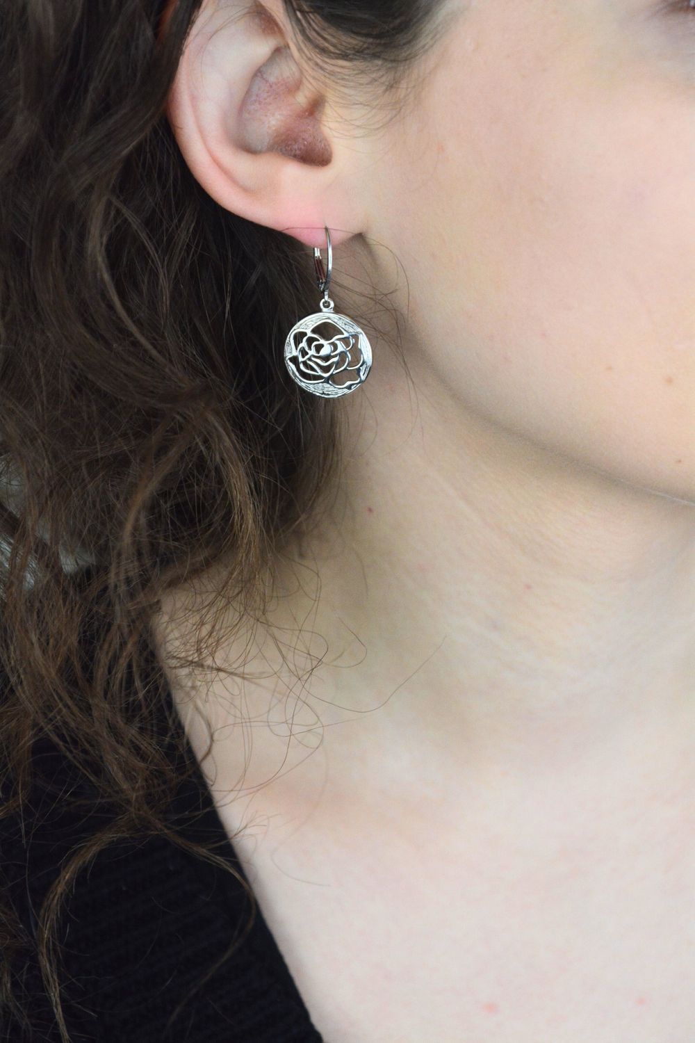 Eleganckie srebrne kolczyki wiszące z motywem róży. Próba 925, długość 3,5 cm, zapięcie bigiel angielski. Idealne dla kobiet ceniących subtelny styl.1.jpg