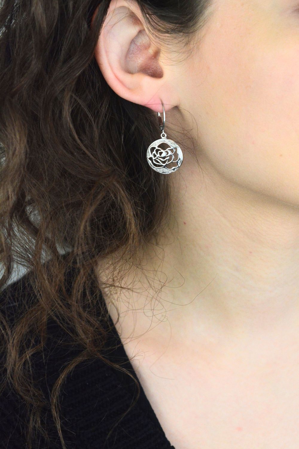 Eleganckie srebrne kolczyki wiszące z motywem róży. Próba 925, długość 3,5 cm, zapięcie bigiel angielski. Idealne dla kobiet ceniących subtelny styl.1.jpg
