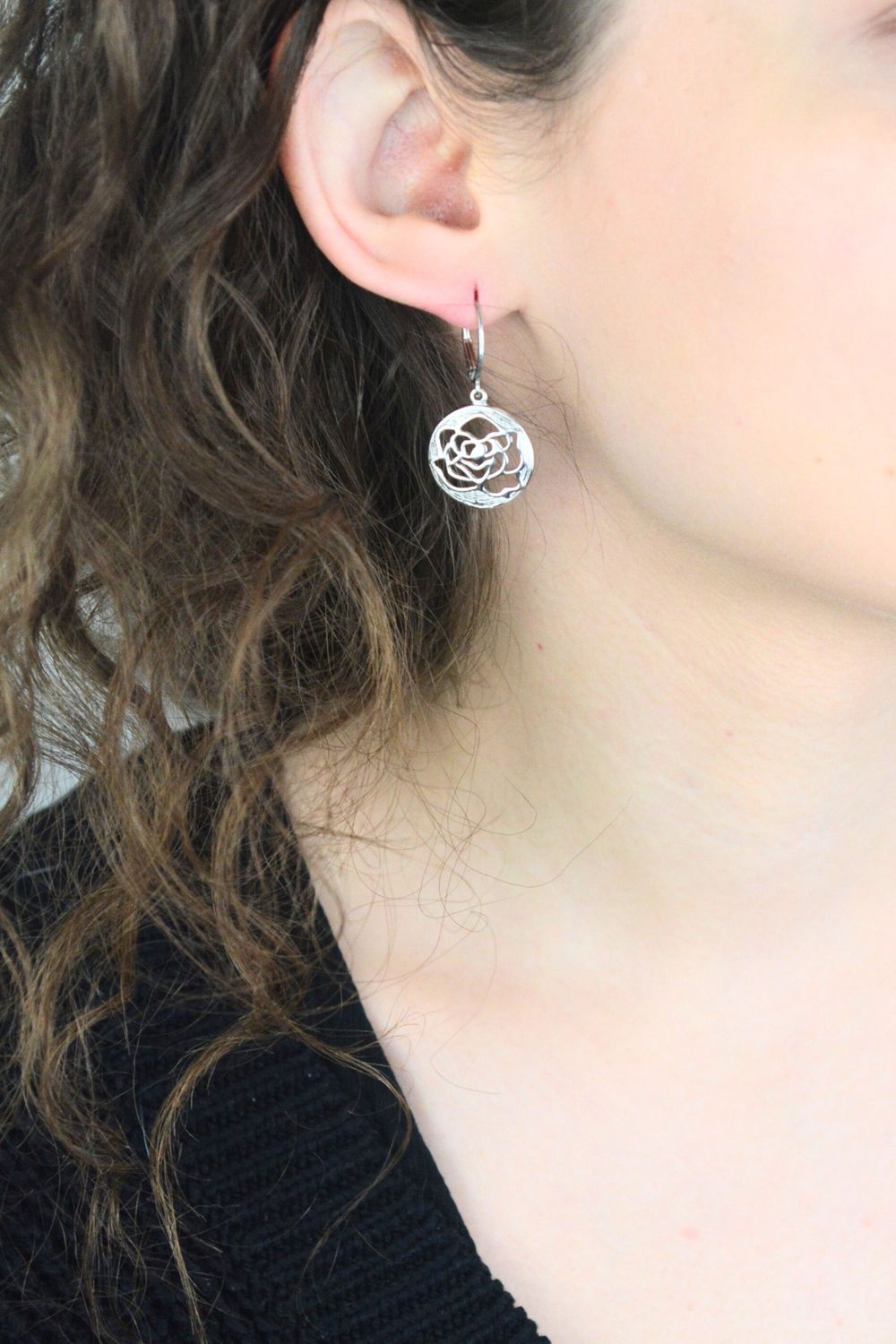 Eleganckie srebrne kolczyki wiszące z motywem róży. Próba 925, długość 3,5 cm, zapięcie bigiel angielski. Idealne dla kobiet ceniących subtelny styl.1.jpg