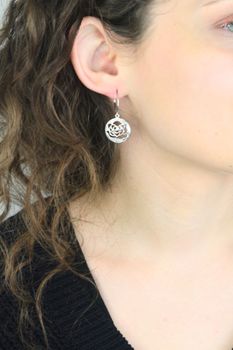 Kolczyki srebrne wiszące z różą 925  Model 271272500480 (2).jpg