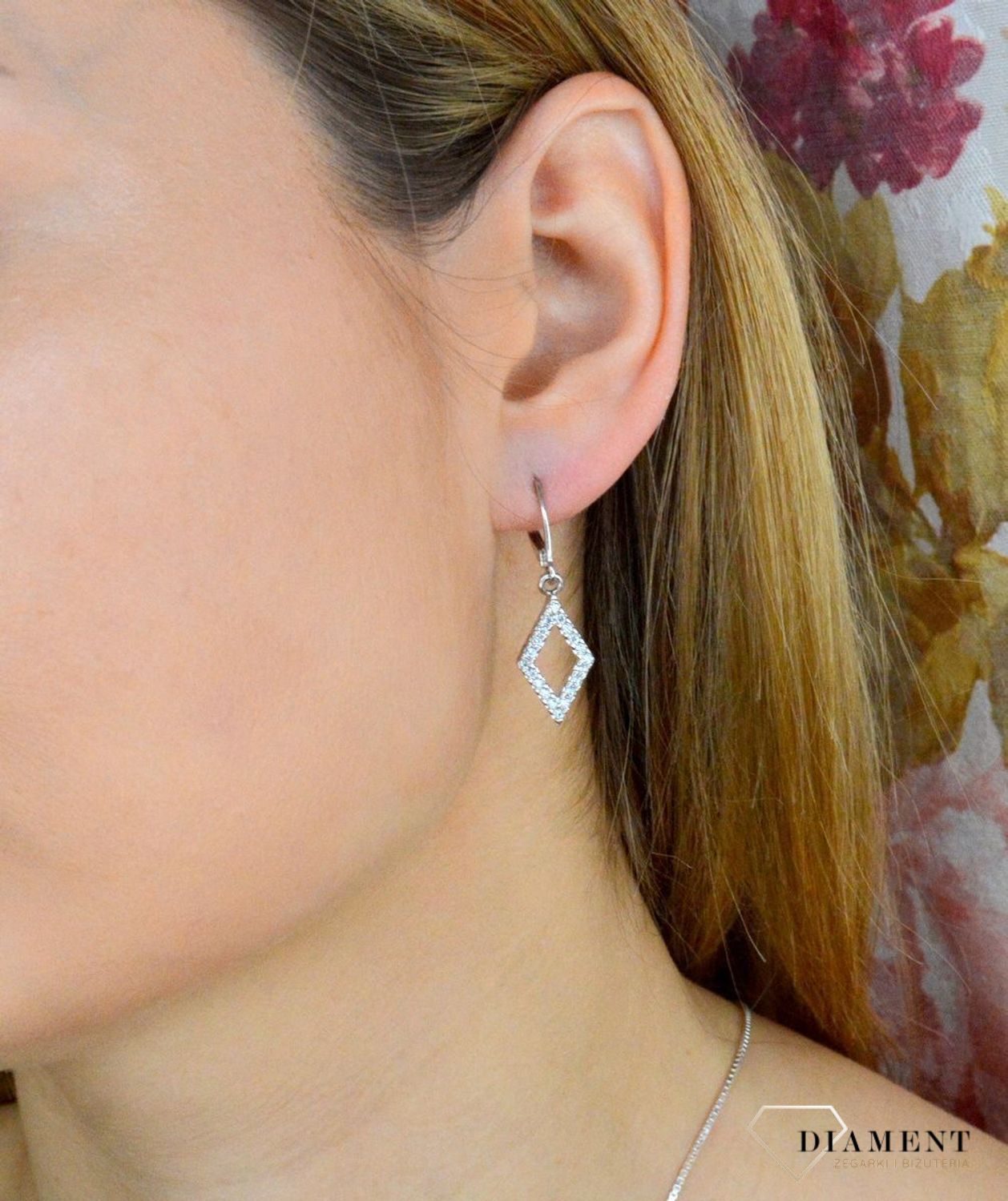 Kolczyki damskie  Wiszące romby  271272660380W Srebrne kolczyki z cyrkoniami zapinane na ponadczasowe zapięcie angielskie, wykonane z najwyższej jakości srebra próby 925. Idealny pomysł na prezent..jpg