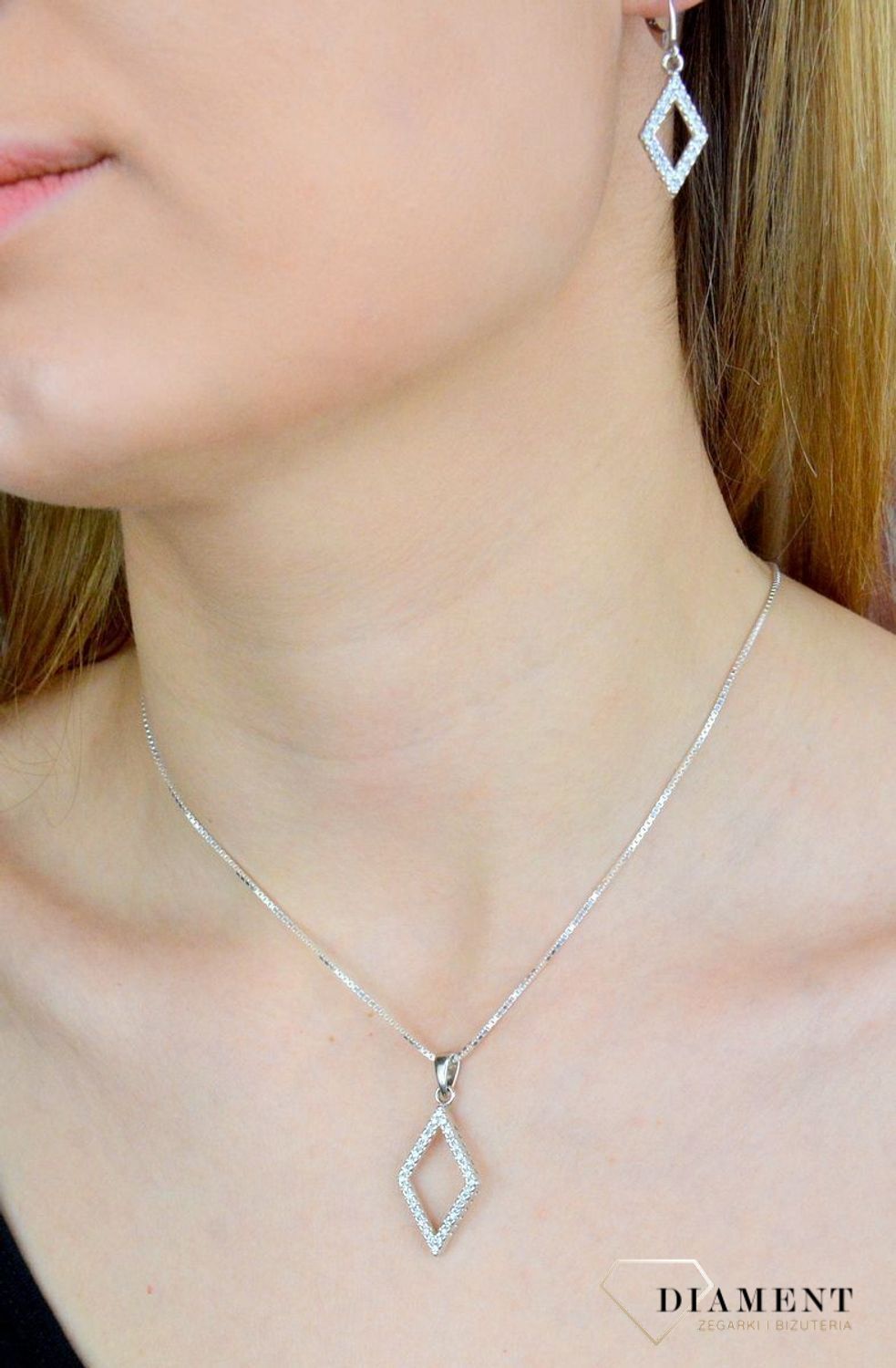 Kolczyki damskie  Wiszące romby  271272660380W Srebrne kolczyki z cyrkoniami zapinane na ponadczasowe zapięcie angielskie, wykonane z najwyższej jakości srebra próby 925. Idealny pomysł na prezent..jpg