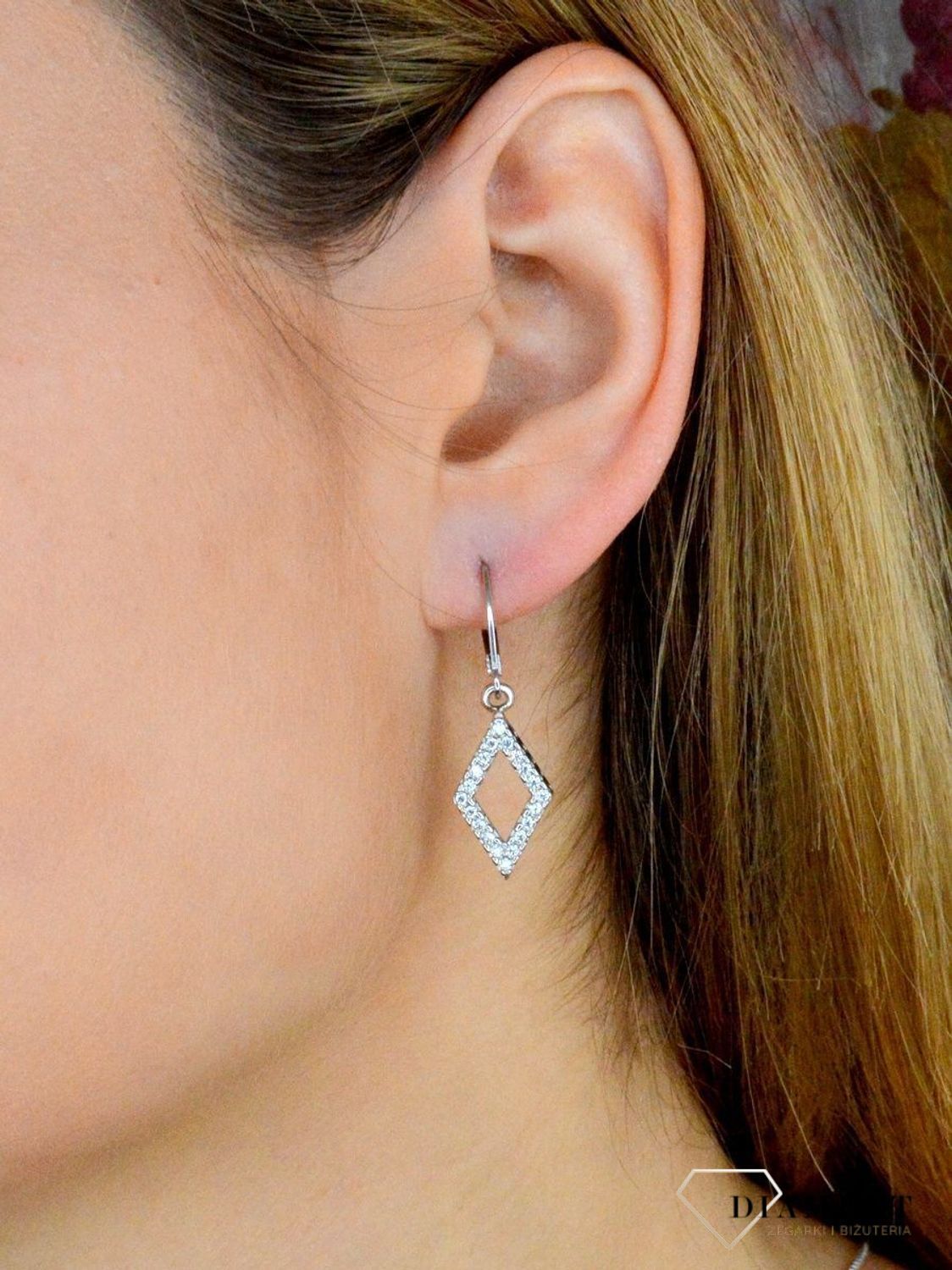 Kolczyki damskie  Wiszące romby  271272660380W Srebrne kolczyki z cyrkoniami zapinane na ponadczasowe zapięcie angielskie, wykonane z najwyższej jakości srebra próby 925. Idealny pomysł na prezent..jpg