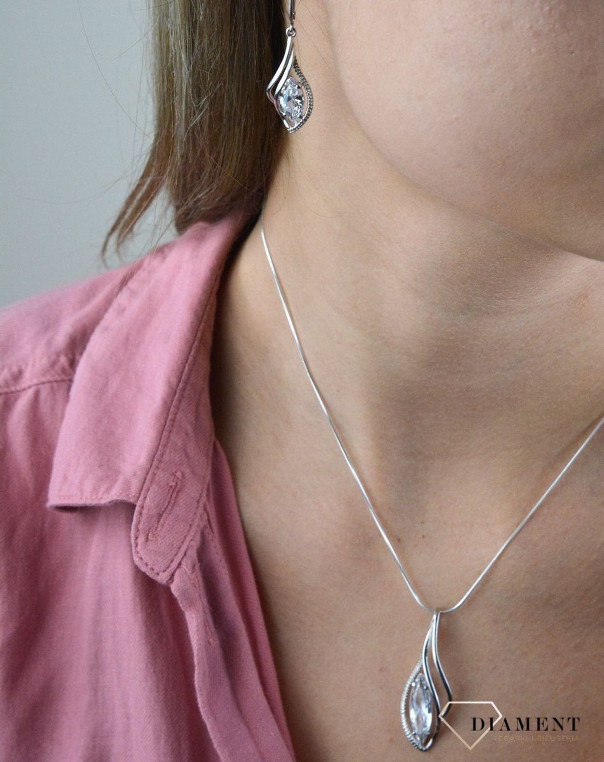 Srebrne kolczyki wiszące w kształcie łezki z cyrkonią 27127270. Pięknie wykonane kolczyki z prostym symbolem w oprawie srebra, będą wspaniałą pamiątką, którą można sobie sprawić lub podarować bliskiej osobie.jpg