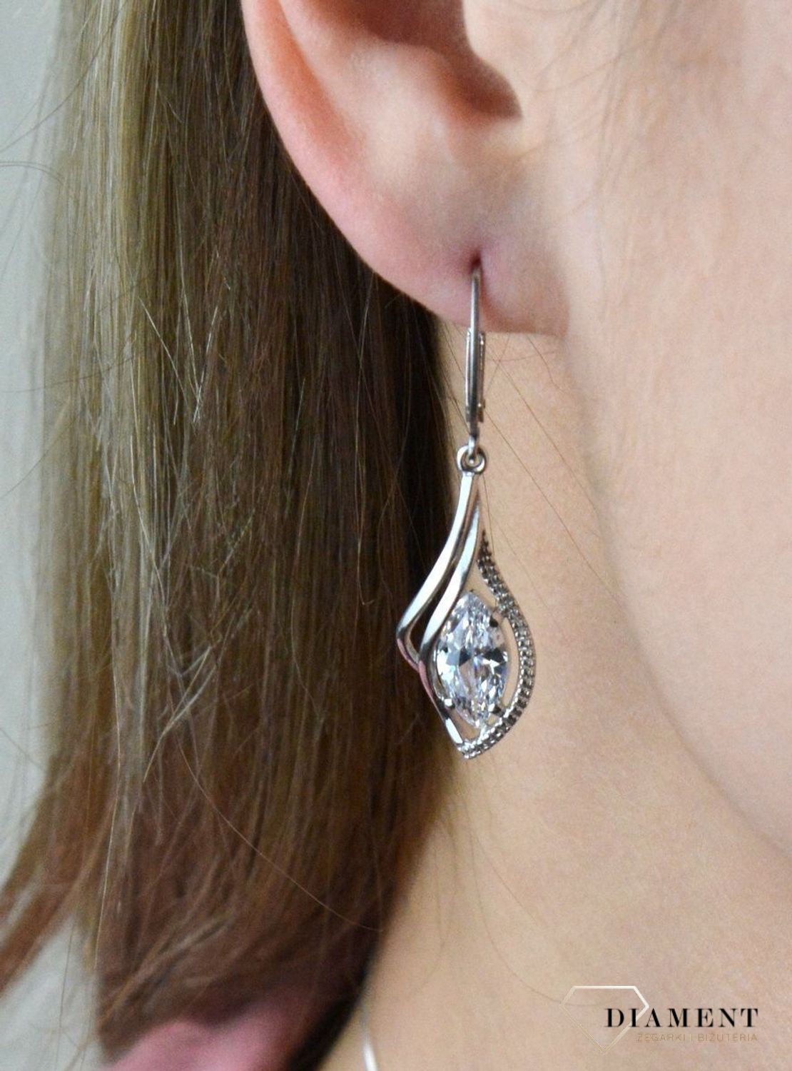 Srebrne kolczyki wiszące w kształcie łezki z cyrkonią 27127270. Pięknie wykonane kolczyki z prostym symbolem w oprawie srebra, będą wspaniałą pamiątką, którą można sobie sprawić lub podarować bliskiej osobie.jpg
