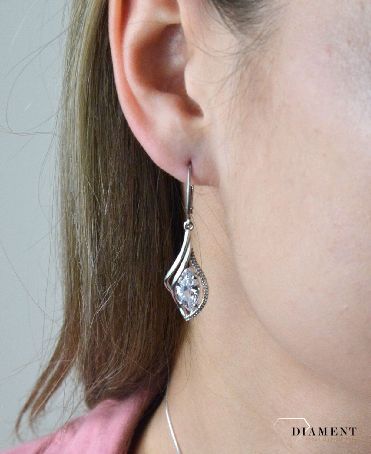 Srebrne kolczyki wiszące w kształcie łezki z cyrkonią 27127270. Pięknie wykonane kolczyki z prostym symbolem w oprawie srebra, będą wspaniałą pamiątką, którą można sobie sprawić lub podarować bliskiej osobie.jpg