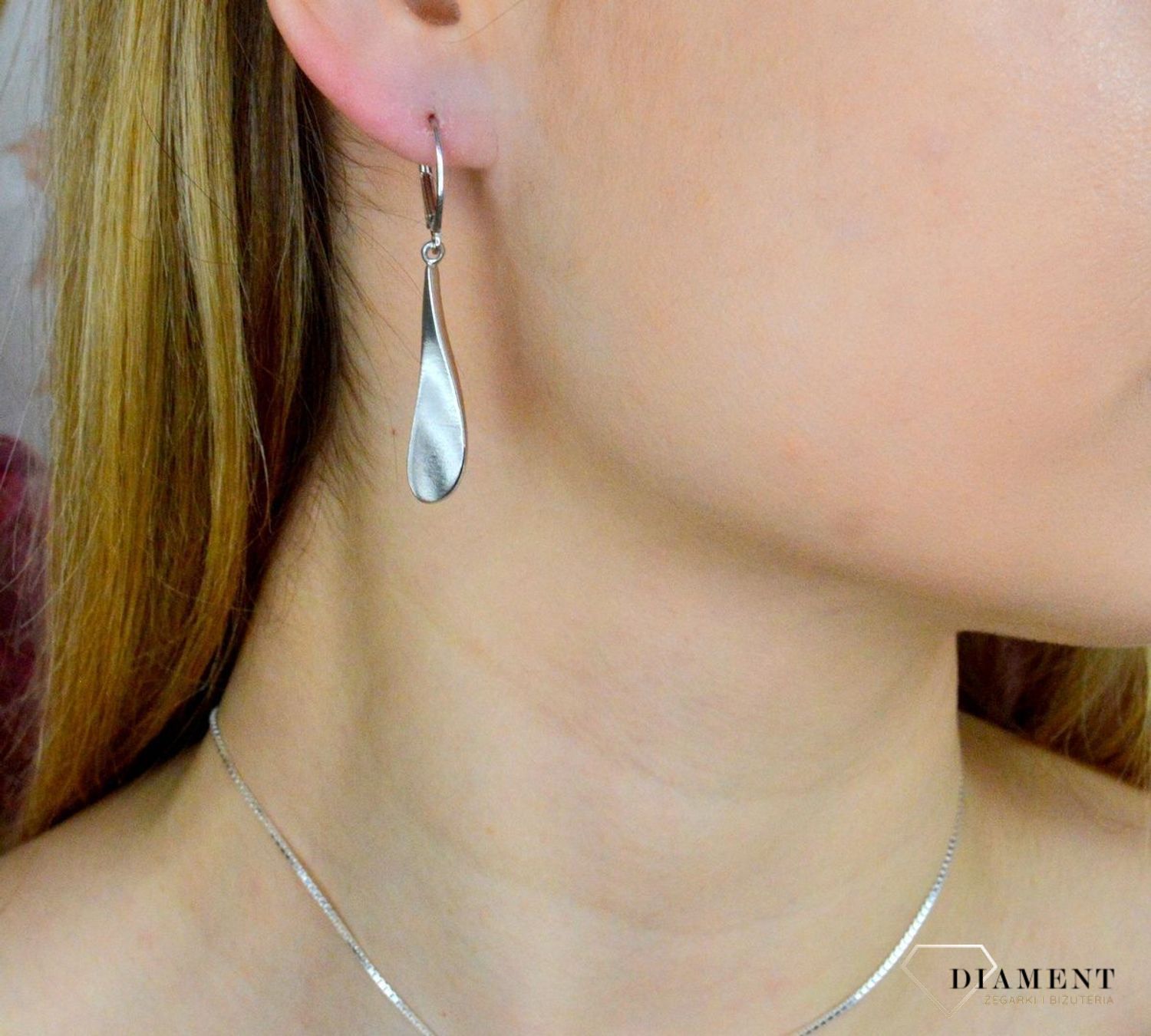 Kolczyki damskie  Satynowane sopelki  27127272 Srebrne kolczyki zapinane na ponadczasowe zapięcie angielskie, zostały wykonane z najwyższej jakości srebra próby 925. Idealny pomysł na prezent..jpg