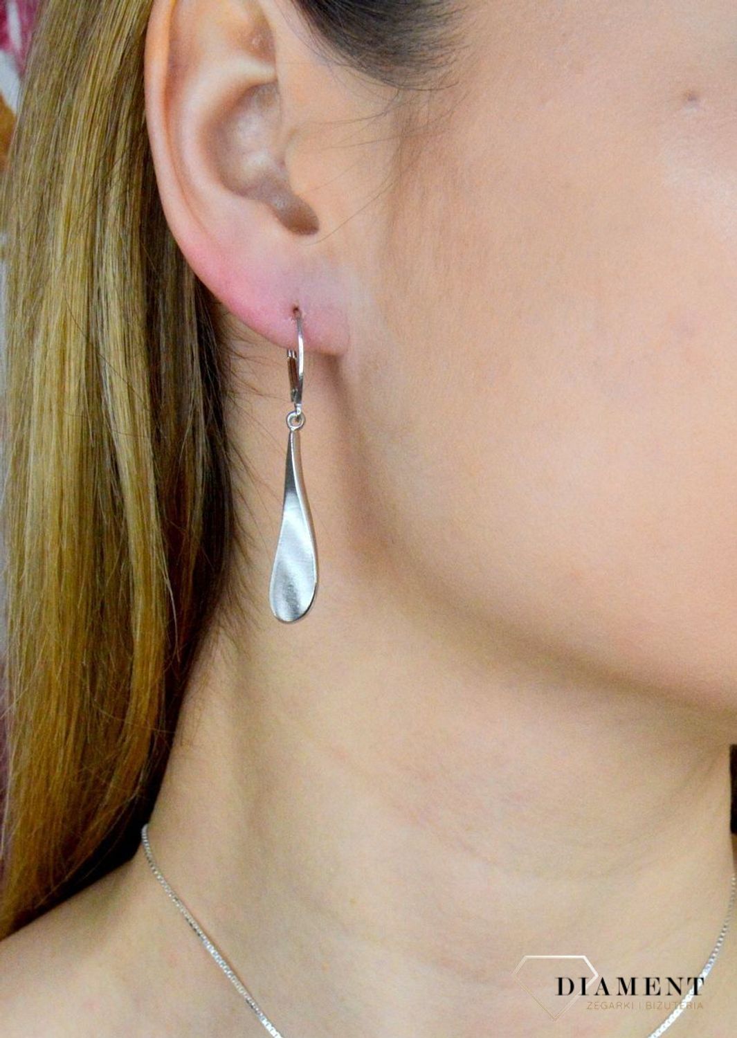 Kolczyki damskie  Satynowane sopelki  27127272 Srebrne kolczyki zapinane na ponadczasowe zapięcie angielskie, zostały wykonane z najwyższej jakości srebra próby 925. Idealny pomysł na prezent..jpg