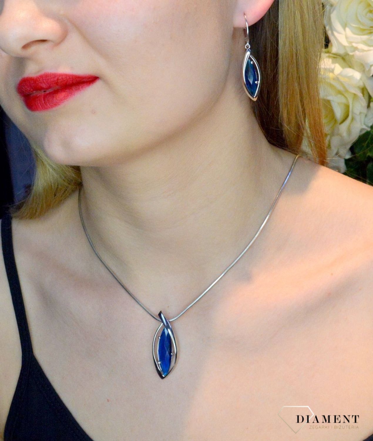 Kolczyki srebrne wiszące z granatową cyrkonią 27127304.jpg