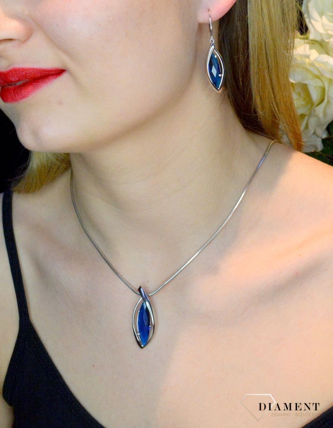 Kolczyki srebrne wiszące z granatową cyrkonią 27127304.jpg