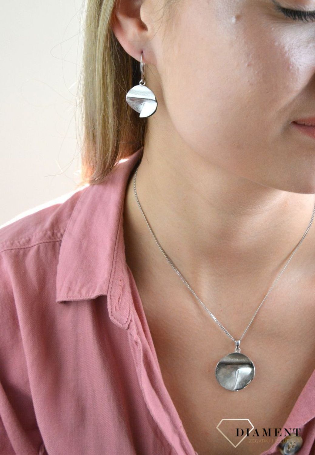 Srebrna zawieszka okrągła grawerowana 27127368.  Zawieszka będzie doskonałym prezentem dla mamy, babci, siostry wyrażającym wdzięczność i przypominającym o niezliczonych wspólnych chwilach spędzonych razem. Biżuteria wykonan.jpg