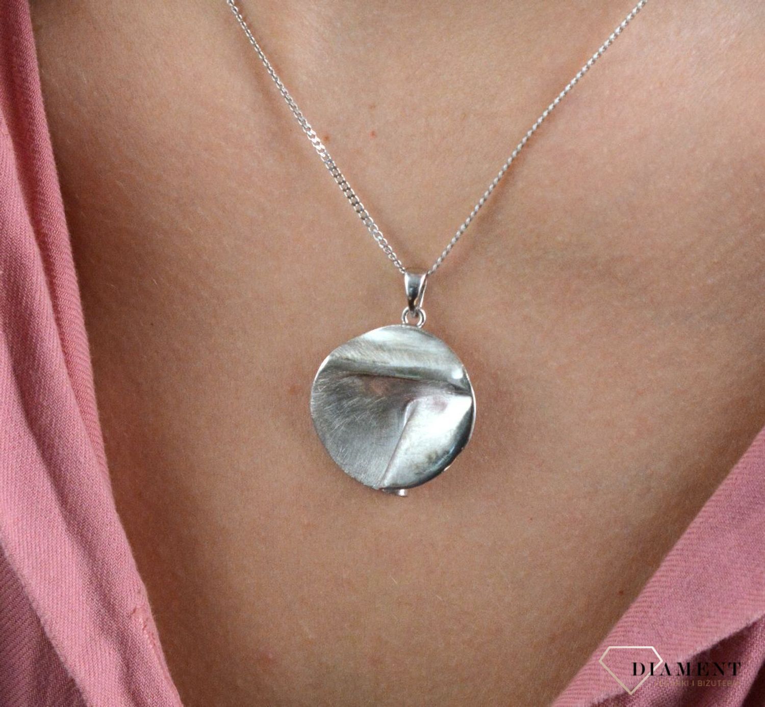 Srebrna zawieszka okrągła grawerowana 27127368.  Zawieszka będzie doskonałym prezentem dla mamy, babci, siostry wyrażającym wdzięczność i przypominającym o niezliczonych wspólnych chwilach spędzonych razem. Biżuteria wykonan.jpg