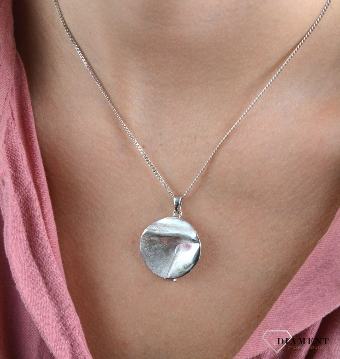 Srebrna zawieszka okrągła grawerowana 27127368.  Zawieszka będzie doskonałym prezentem dla mamy, babci, siostry wyrażającym wdzięczność i przypominającym o niezliczonych wspólnych chwilach spędzonych razem. Biżuteria wykonan.jpg