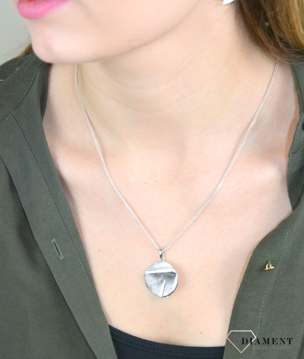 Srebrna zawieszka okrągła grawerowana 27127368.  Zawieszka będzie doskonałym prezentem dla mamy, babci, siostry wyrażającym wdzięczność i przypominającym o niezliczonych wspólnych chwilach spędzonych razem. Biżuteria wykonan.jpg